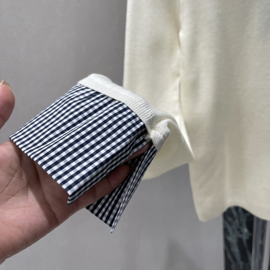 Miu 26春季新款 拼接针织Polo衫 黑白格纹领口袖口 假两件设计超有层次感 学院风or复古风都能轻