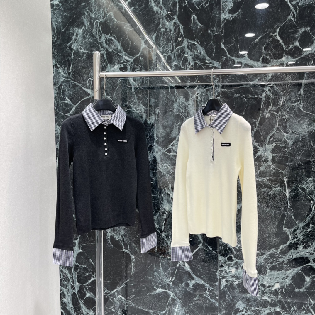 NO:702455,Miu 26 new spring style spliced ​​knitted Polo shirt with black and white plaid collar and cuffs. The fake two-piece design is super layered. It can be easily controlled in college style or retro style. It is suitable for daily commuting and casual occasions. It is full of youthfulness when paired with skirts or jeans! Two colors SML, Miu Miu-clothing, miumiu, skirts, jeans,19860909Miu 26春季新款 拼接针织Polo衫 黑白格纹领口袖口 假两件设计超有层次感 学院风or复古风都能轻松驾驭~日常通勤休闲场合都很适合 搭配半裙或牛仔裤 青春感满满!两个色SML,缪缪-服装,miumiu,skirts,jeans,,Women's clothing