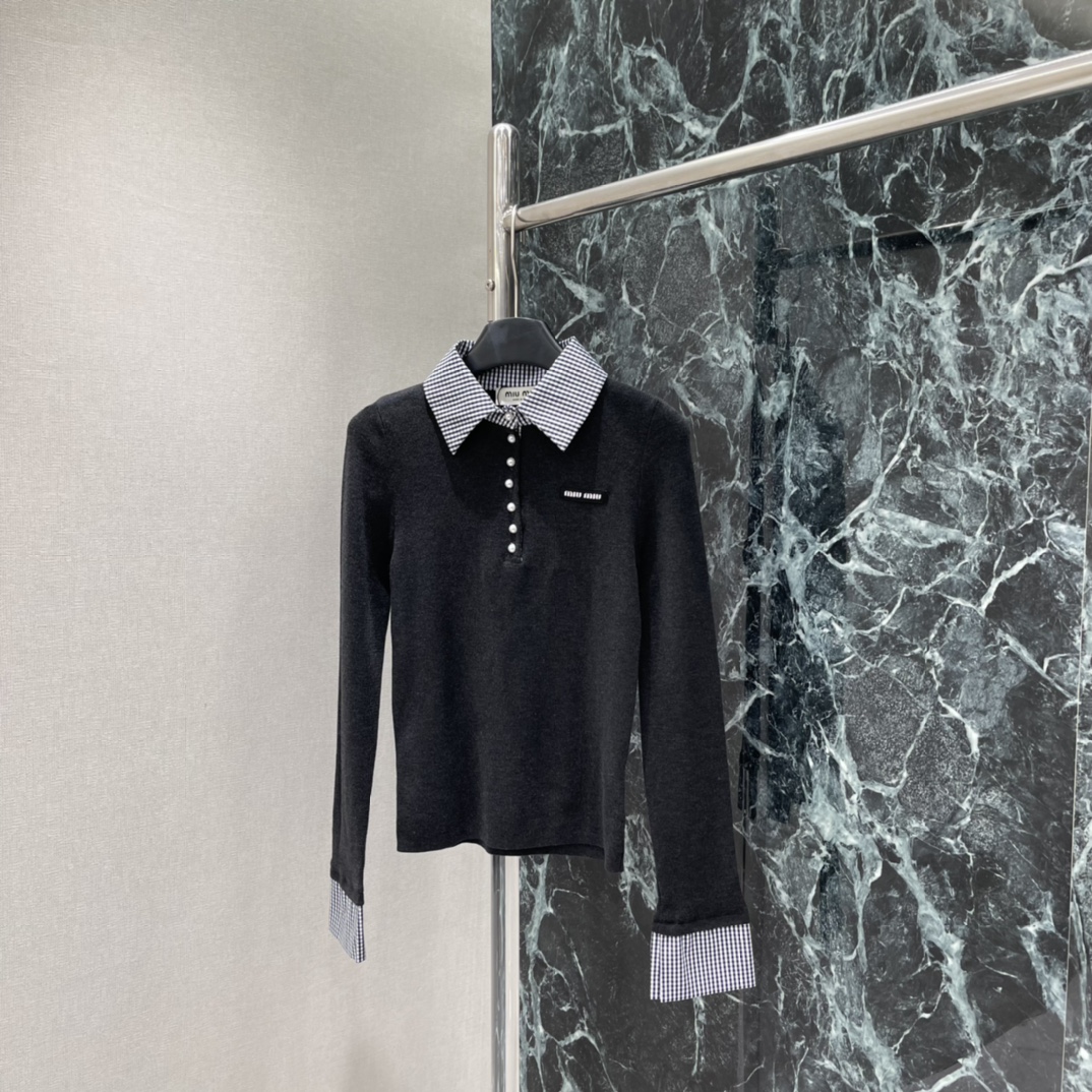 Miu 26春季新款 拼接针织Polo衫 黑白格纹领口袖口 假两件设计超有层次感 学院风or复古风都能轻