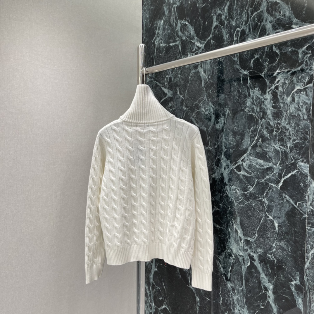 拉夫 26春季新款 绞花针织开衫 经典绞花纹理➕半拉链立领 复古百搭 通勤日常都能轻松驾驭 胸前小马刺绣