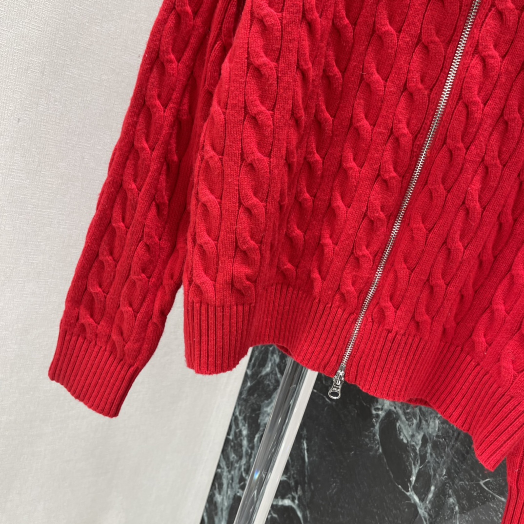 拉夫 26春季新款 绞花针织开衫 经典绞花纹理➕半拉链立领 复古百搭 通勤日常都能轻松驾驭 胸前小马刺绣