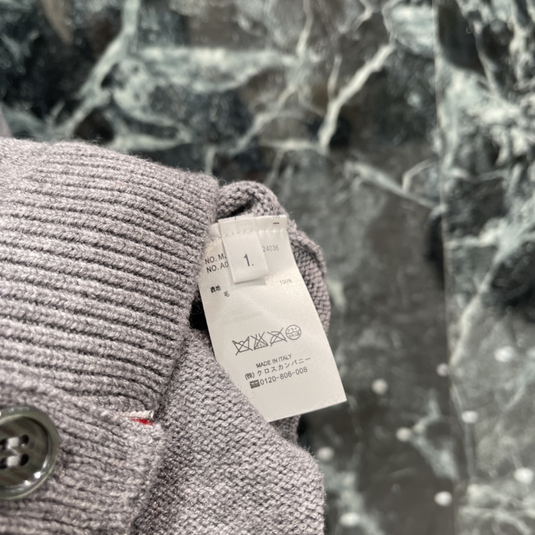 TB 26春季新款 蝴蝶结针织开衫 背后腊肠狗刺绣+袖口四道杠，学院风满满 辨识度超高 圆领设计简约大方