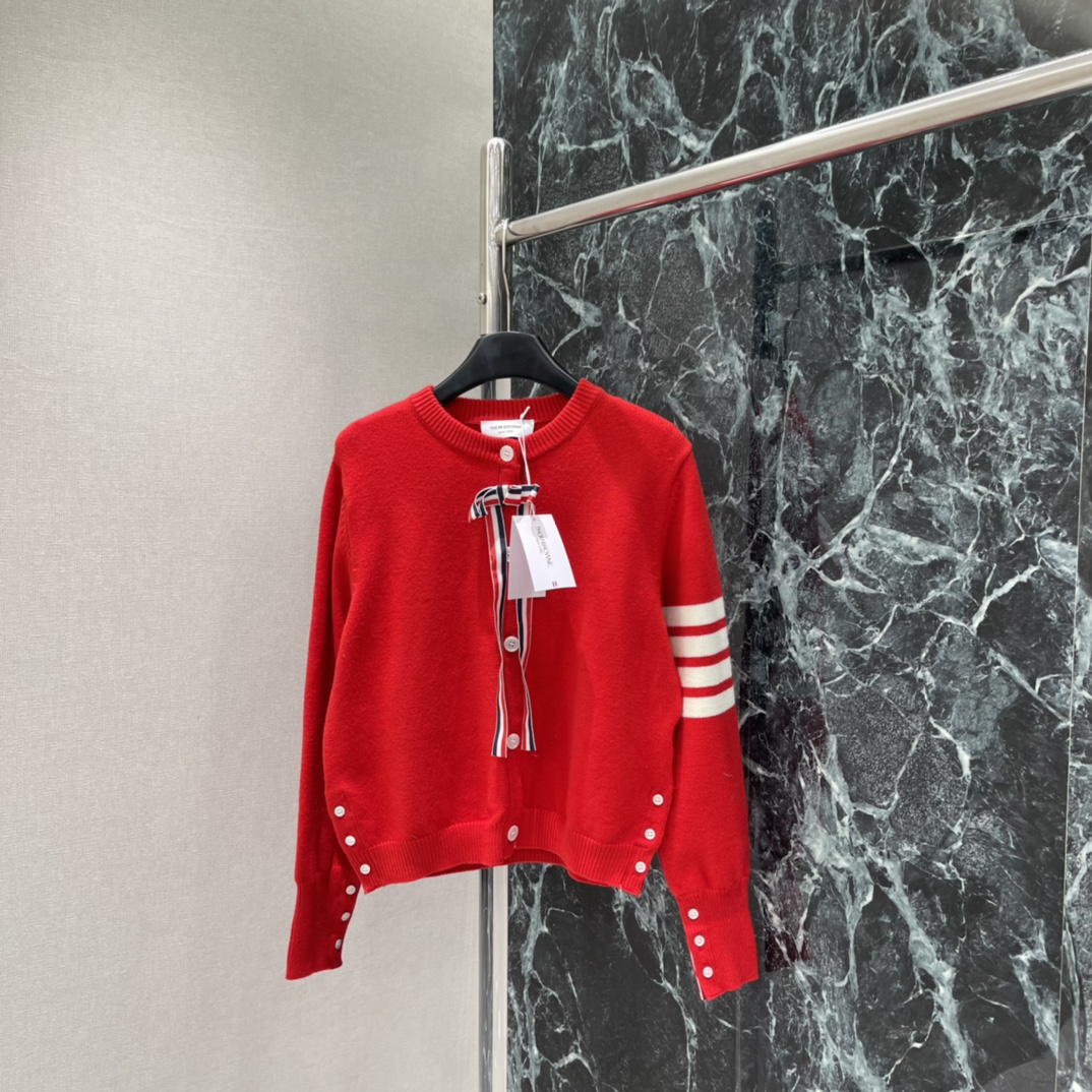 TB 26春季新款 蝴蝶结针织开衫 背后腊肠狗刺绣+袖口四道杠，学院风满满 辨识度超高 圆领设计简约大方