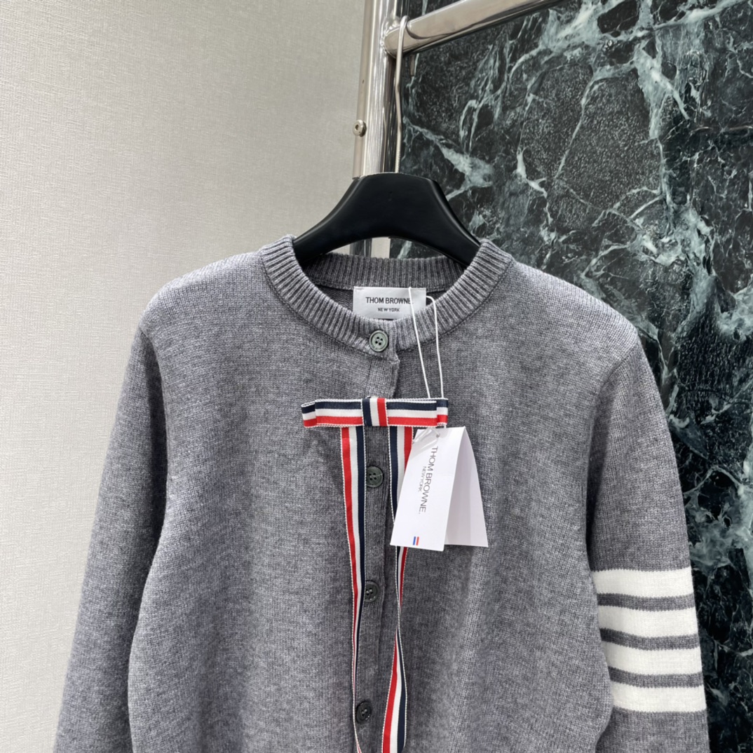 TB 26春季新款 蝴蝶结针织开衫 背后腊肠狗刺绣+袖口四道杠，学院风满满 辨识度超高 圆领设计简约大方