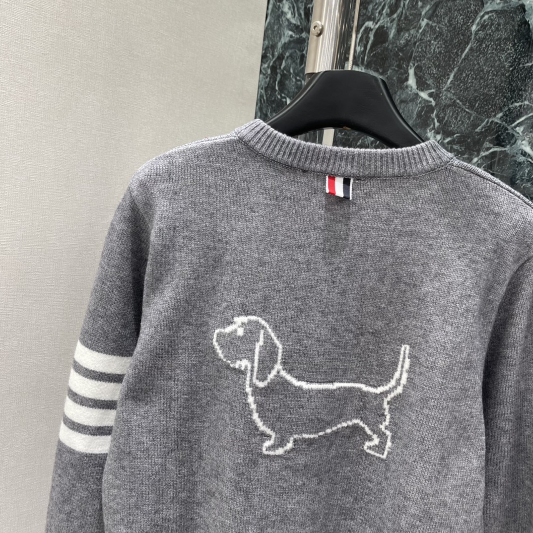 TB 26春季新款 蝴蝶结针织开衫 背后腊肠狗刺绣+袖口四道杠，学院风满满 辨识度超高 圆领设计简约大方