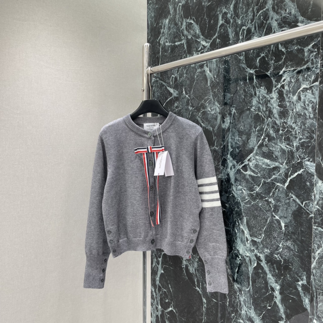 TB 26春季新款 蝴蝶结针织开衫 背后腊肠狗刺绣+袖口四道杠，学院风满满 辨识度超高 圆领设计简约大方