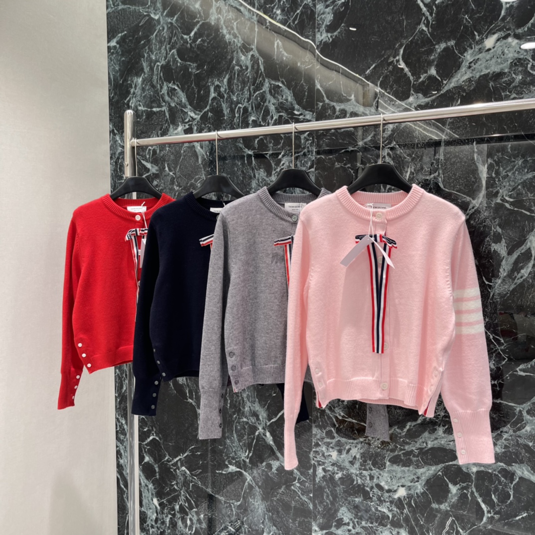 TB 26春季新款 蝴蝶结针织开衫 背后腊肠狗刺绣+袖口四道杠，学院风满满 辨识度超高 圆领设计简约大方