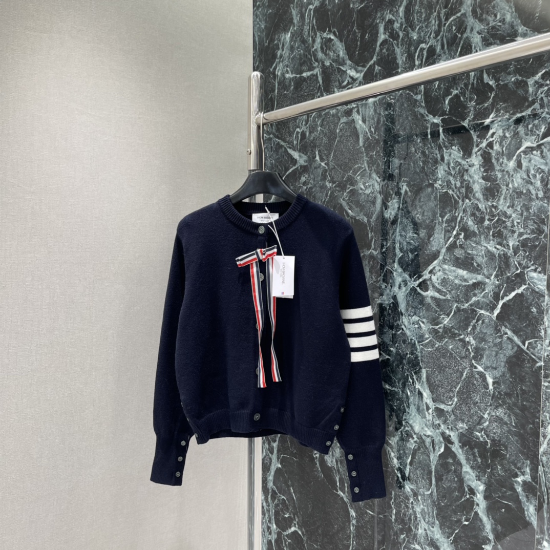 TB 26春季新款 蝴蝶结针织开衫 背后腊肠狗刺绣+袖口四道杠，学院风满满 辨识度超高 圆领设计简约大方