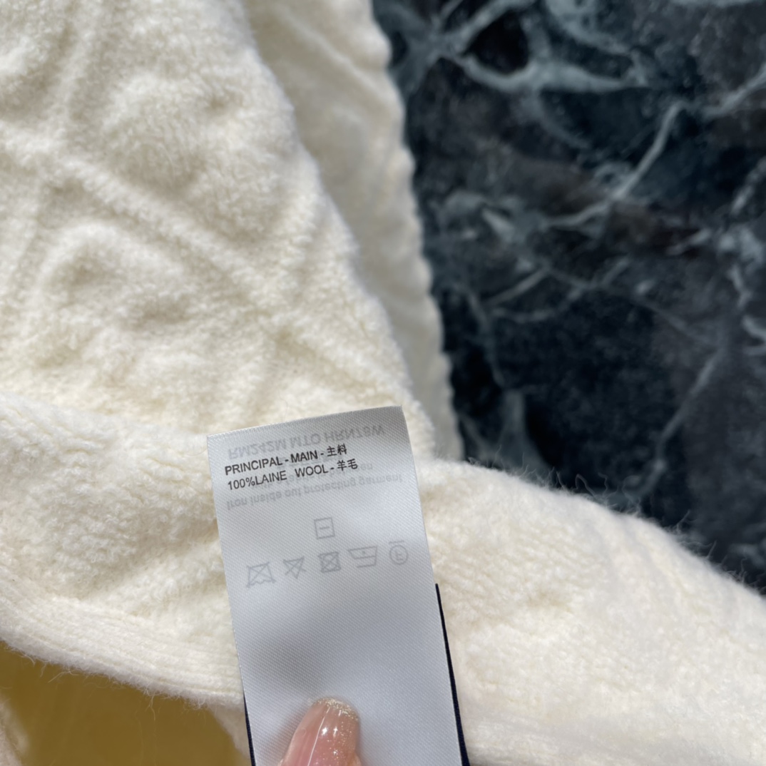 路易 26春季新款 菱格针织开衫 经典菱格纹理➕简约圆领 低调奢华。短款设计优化身材比例 搭配高腰裙或裤