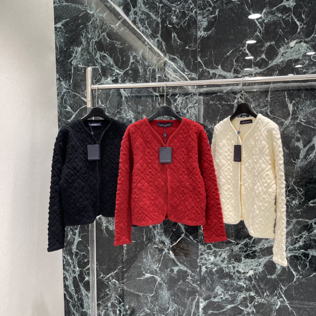 NO:702509,Louis 26 spring new diamond knit cardigan, classic diamond texture, simple round neck, low-key luxury. The short design optimizes body proportions. It is very elegant when paired with high-waisted skirts or trousers. It is easy to create the style of a wealthy daughter ~ it can be easily controlled for daily commuting and dating. Practical and fashionable! Three colors SML, Louis Vuitton-clothing, louis vuitton, skirts,19860909路易 26春季新款 菱格针织开衫 经典菱格纹理简约圆领 低调奢华.短款设计优化身材比例 搭配高腰裙或裤装都很优雅 轻松打造富家千金风~日常通勤 约会都能轻松驾驭 实用又时髦!三个色SML,路易威登-服装,louis vuitton,skirts,,Women's clothing