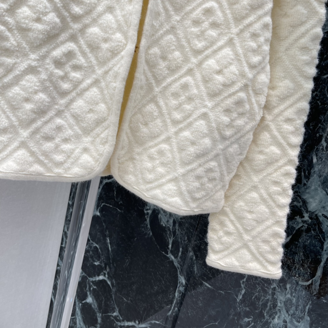 路易 26春季新款 菱格针织开衫 经典菱格纹理➕简约圆领 低调奢华。短款设计优化身材比例 搭配高腰裙或裤