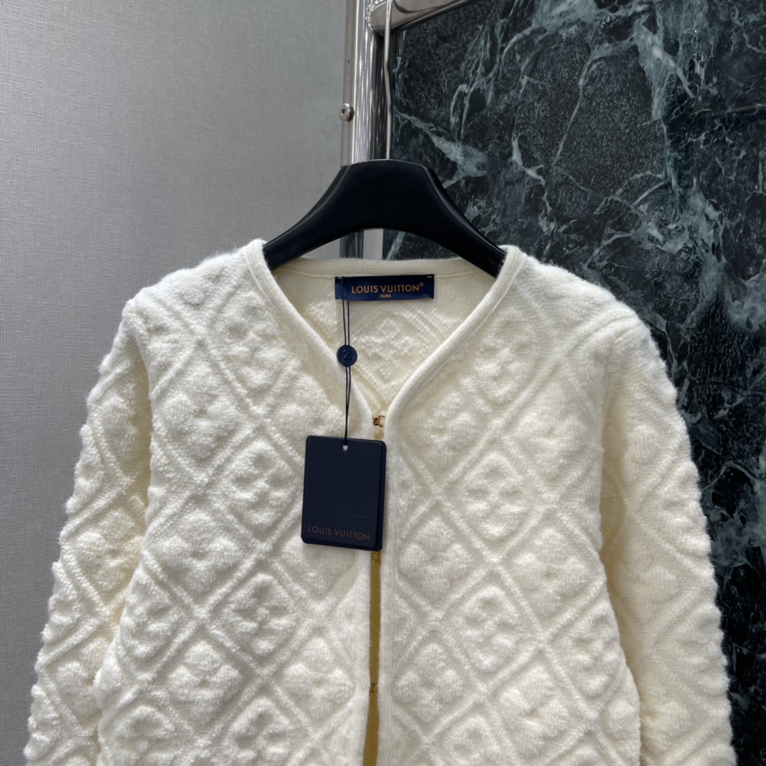 路易 26春季新款 菱格针织开衫 经典菱格纹理➕简约圆领 低调奢华。短款设计优化身材比例 搭配高腰裙或裤