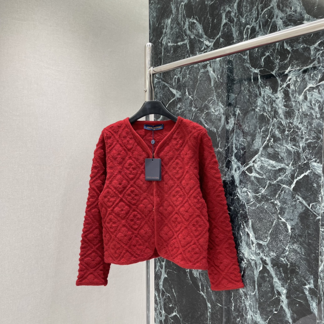 路易 26春季新款 菱格针织开衫 经典菱格纹理➕简约圆领 低调奢华。短款设计优化身材比例 搭配高腰裙或裤