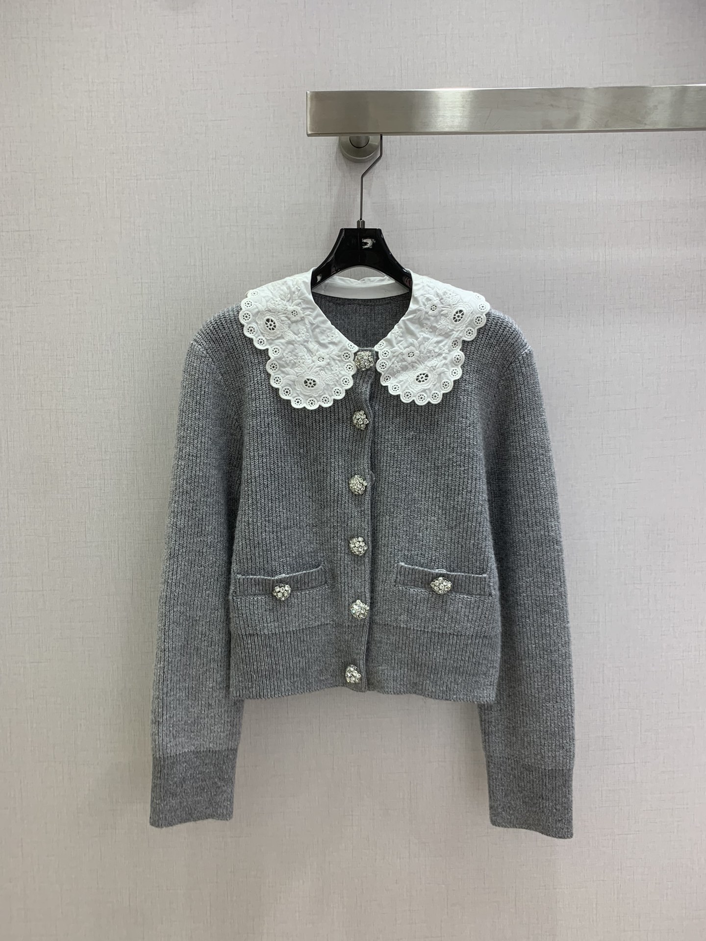 NO:709592,Highly recommended for the early spring of 26, the new baby doll collar knitted cardigan jacket. The embroidered doll collar + three-dimensional rhinestone flower buttons add a sense of sophistication. I love the lace details on the neckline. The sense of detail directly complements the soft and waxy texture of the knitting, like wearing clouds on the body. The light gray color is gentle and white, does not pick up on the figure, and can easily capture the elegant and sweet atmosphere. Isn’t it sweet and elegant? Get it. One color SML code, high quality ABC,,jackets & coats,19860909强烈推荐 26早春新款 娃娃领针织开衫外套 刺绣娃娃领+立体水钻花扣把精致感拉满超爱领口的蕾丝细节 细节感直接拉满针织自带的软糯质感像把云朵穿在身上浅灰色系温柔又显白不挑身材还轻松拿捏住优雅甜美氛围感 甜美优雅这不就Get到啦 一个色 SML码 高品质ABC,,jackets & coats,,Women's clothing