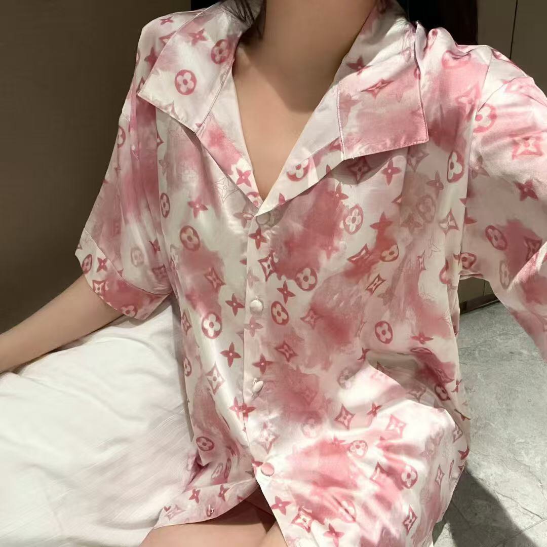 NO:702201,Model number 20260307 LV* new home style casual suit, presbyopic logo blooming printed short-sleeved shirt + shorts, pink, SML, [M size shoulder width 58, bust 118, sleeve length 21, length 75; waist 64 elastic, length 41; weight 0.210kg], Louis Vuitton-clothing, louis vuitton, louis vuitton, shorts, T-shirt,19860909款号20260307 LV*新款家居风休闲套装,老花logo晕染印花短袖衬衣+短裤,粉色,SML,【M码肩宽58,胸围118,袖长21,长75；腰围64弹力,长41；重量0.210kg】,路易威登-服装,louis vuitton,louis vuitton,shorts,T-shirt,,Women's clothing