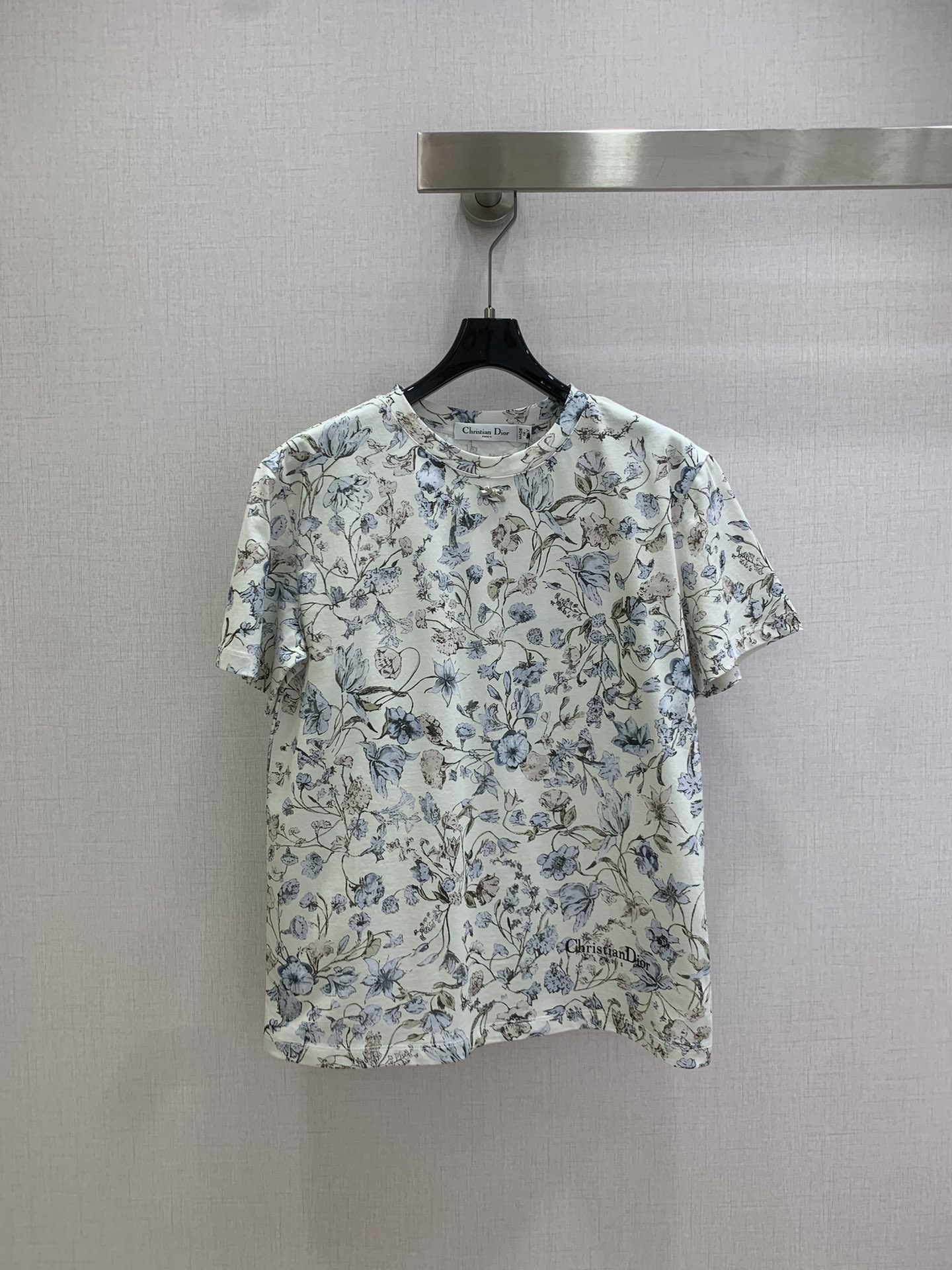 NO:709566,Highly recommended 26 early spring new printed short-sleeved T-shirt  Breathable and comfortable, full of texture, regular shirt cut, blue flower and red flower have their own charms, the lively and elegant flowers are delicate and smart, full of French gentleness. The cotton fabric is soft and skin-friendly, the basic round neck short-sleeved version is not flattering on the figure, and the low-key brand logo on the hem hides a light and luxurious texture. Wearing it alone has a fresh and girly feel, and layering it with a denim jacket or a knitted cardigan can unlock a rich layer of lazy tone, making it a perfect outfit to create a sense of atmosphere.  Two colors SML code high quality ABC,,jackets & coats,T-shirt,tees,t-shirt,19860909强烈推荐 26早春新款 印花短袖T恤 透气舒适,质感十足,常规恤剪裁,蓝花,红花两款各有韵味,活性淡雅的花卉细腻又灵动,满溢着法式温柔气息.全棉面料软弹亲肤,基础圆领短袖版型不挑身形,下摆低调的品牌标识暗藏轻奢质感.单穿是清新的少女感,搭牛仔外套、针织开衫叠穿,又能解锁层次丰富的慵懒腔调,妥妥的穿搭氛围感神器 两个色 SML码 高品质ABC,,jackets & coats,T-shirt,tees，t-shirt,,Women's clothing