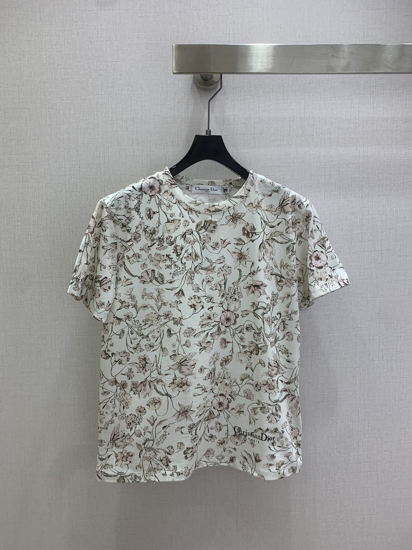 NO:709560,Highly recommended 26 early spring new printed short-sleeved T-shirt  Breathable and comfortable, full of texture, regular shirt cut, blue flower and red flower have their own charms, the lively and elegant flowers are delicate and smart, full of French gentleness. The cotton fabric is soft and skin-friendly, the basic round neck short-sleeved version is not flattering on the figure, and the low-key brand logo on the hem hides a light and luxurious texture. Wearing it alone has a fresh and girly feel, and layering it with a denim jacket or a knitted cardigan can unlock a rich layer of lazy tone, making it a perfect outfit to create a sense of atmosphere.  Two colors SML code high quality ABC,,jackets & coats,T-shirt,tees,t-shirt,19860909强烈推荐 26早春新款 印花短袖T恤 透气舒适,质感十足,常规恤剪裁,蓝花,红花两款各有韵味,活性淡雅的花卉细腻又灵动,满溢着法式温柔气息.全棉面料软弹亲肤,基础圆领短袖版型不挑身形,下摆低调的品牌标识暗藏轻奢质感.单穿是清新的少女感,搭牛仔外套、针织开衫叠穿,又能解锁层次丰富的慵懒腔调,妥妥的穿搭氛围感神器 两个色 SML码 高品质ABC,,jackets & coats,T-shirt,tees，t-shirt,,Women's clothing
