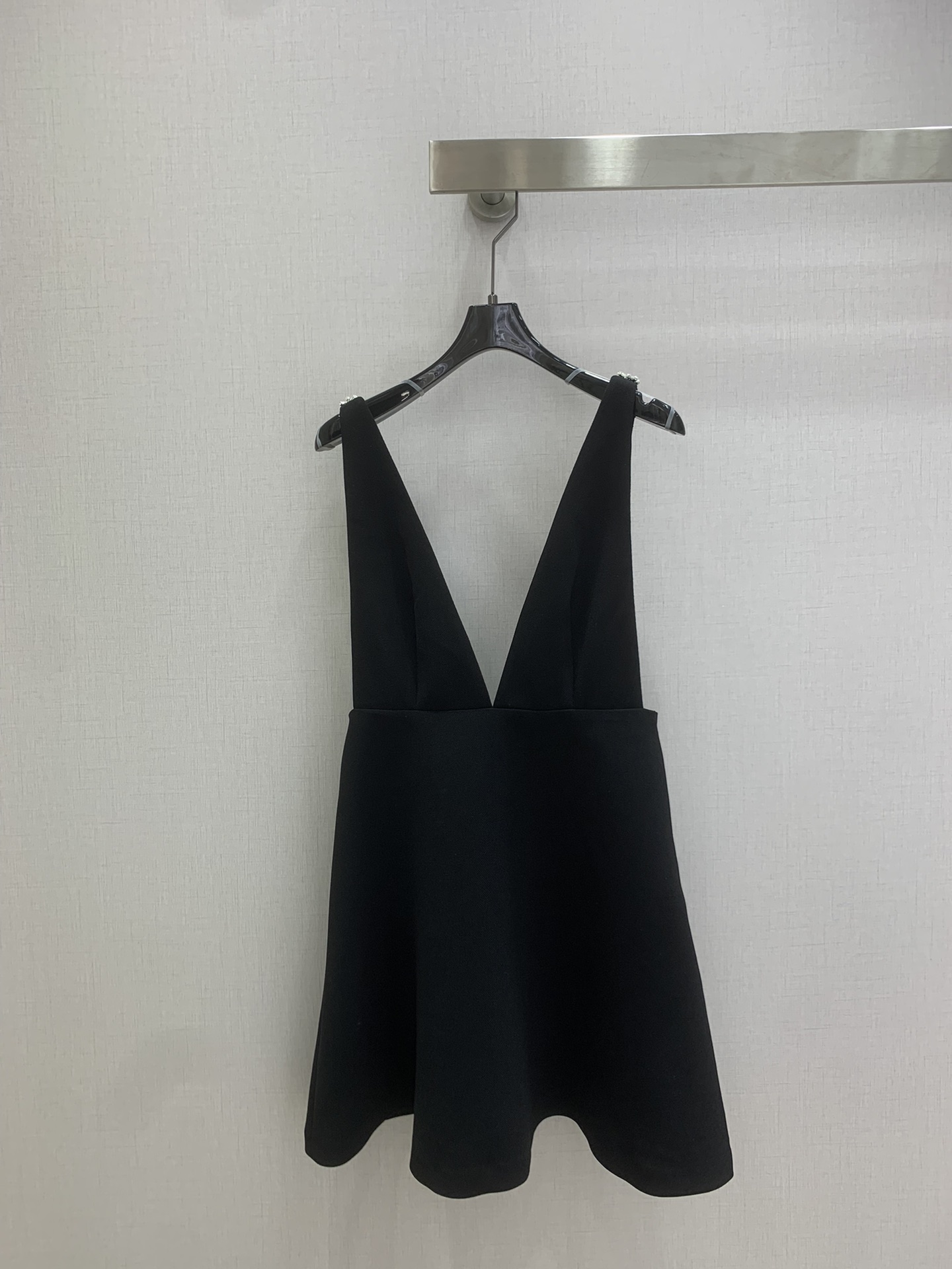 NO:709586,Highly recommended for the early spring of 26. Beaded tube top suspender dress. Heavy craftsmanship and beaded flowers. Full of girlish style. Customized fabric texture is great. The bow decoration on the back is cute and age-reducing. It can easily create a sweet atmosphere. The little black dress with imitation crystal suspenders is really too bright and eye-catching. One color, SMLXL code, high quality ABC,,skirts,19860909强烈推荐 26早春新款 钉珠抹胸吊带连衣裙 重工艺定位钉珠花朵少女风十足 定制面料质感超赞 后背蝴蝶结装饰可爱又减龄 轻松打造出甜美气息 仿水晶吊带小黑裙真的太璀璨夺目啦 一个色 SMLXL码 高品质ABC,,skirts,,Women's clothing