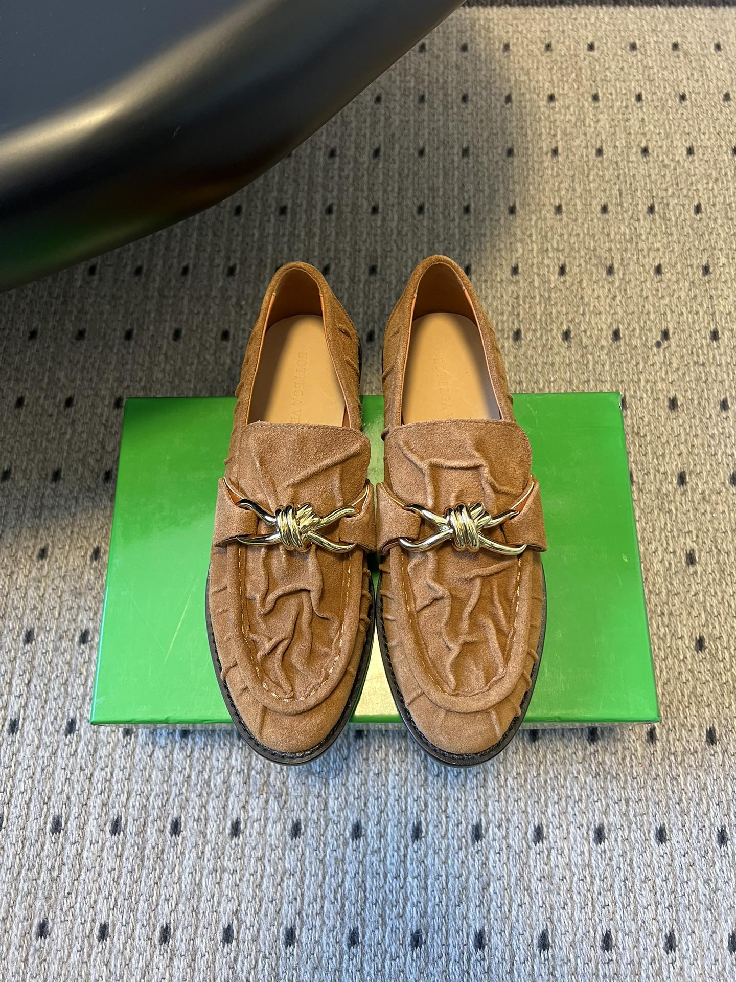 NO:707536,Top quality Bottega Venet*26ss new early spring woven loafer series. The classic loafers have a laceless design + a low-heeled flat bottom structure. The shoe shape fits the foot, has a lazy and relaxed feel and clean lines, and is suitable for a variety of foot types. The main colors are black, brown, camel, burgundy and other low-saturated colors, which not only conforms to BV's low-key luxury tone, but also can be easily adapted to autumn and winter coats, suits, sweaters and other items.  The style of loafers has its own elegant temperament. It can be paired with suit pants and straight jeans to create a smart commuting style; combined with pleated skirts and wool socks, it can create a college-style retro look. It is not easy to tire your feet after walking for a long time. It is a 'lazy shoe' that combines appearance and practicality, and is suitable for daily commuting, short trips and other scenarios. Sheepskin suede upper, sheepskin lining, genuine leather outsole size 35-41 (customized sizes 40 and 41 are not returnable)  Heel height 2cm, loafers, bottega veneta, bottega veneta, loafers, skirts, jeans, business suit, sheepskin, Leather soles19860909顶级品质 Bottega Venet*26ss早春新款编织乐福鞋系列 经典乐福鞋的无鞋带设计+低跟平底结构,鞋型贴合脚面,兼具慵懒松弛感与利落线条,适配多种脚型.以黑、棕、驼、酒红等低饱和色调为主,既符合BV低调奢华的调性,又能轻松适配秋冬的大衣、西装、针织衫等单品. 乐福鞋的版型自带优雅气质,搭配西装裤、直筒牛仔裤可打造干练通勤风；与百褶裙、羊毛袜组合则能营造学院感复古造型.长时间行走也不易累脚,是兼顾颜值与实用性的“懒人鞋”,适合日常通勤、短途出行等多种场景. 鞋面羊皮牛反绒 内里羊皮 大底真皮大底 size35-41码（40、41码定制不退换） 跟高2cm,乐福鞋,bottega veneta,bottega veneta,loafers,skirts,jeans,business suit,sheepskin,Leather soles,Women's Shoes