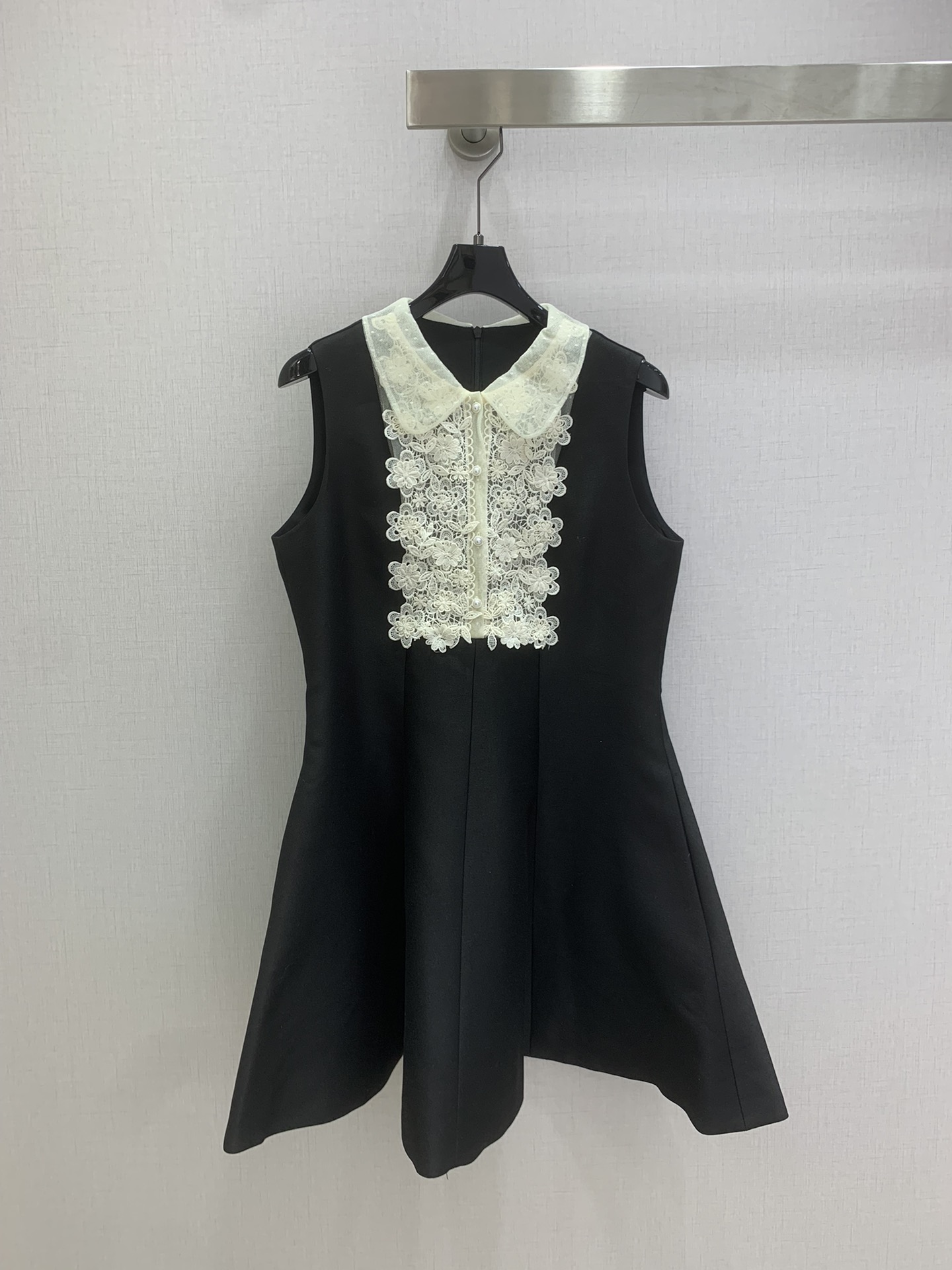 NO:709583,Highly recommended for early spring 26, embroidered lace collar tank top dress, slightly princess tutu skirt, retro yet girly and sweet. This French little black dress is really my favorite. Sleeveless design with lace doll collar, it is elegant and slim. Wear it to a birthday party and you will be the focus of the audience. Three colors, SMLXL code, high quality ABC,,skirts,19860909强烈推荐 26早春新款 绣花蕾丝领背心连衣裙 微微公主蓬蓬裙摆 复古的同时又有少女甜美感 这款法式小黑裙真的是我的心头好 无袖设计加上蕾丝娃娃领 既气质又显瘦 穿上它去参加生日聚会 你就是全场的焦点 三个色 SMLXL码 高品质ABC,,skirts,,Women's clothing