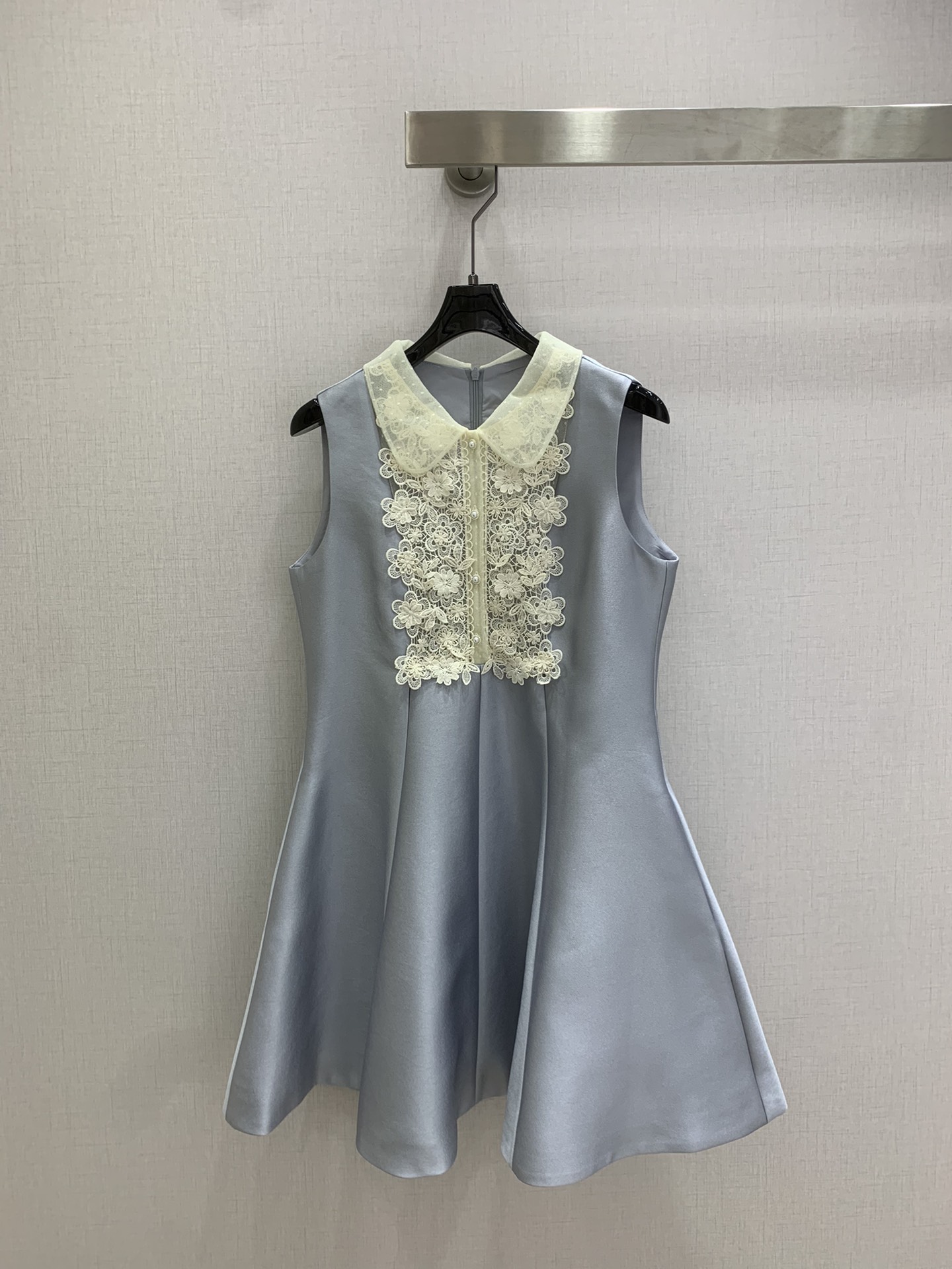 NO:709577,Highly recommended for early spring 26, embroidered lace collar tank top dress, slightly princess tutu skirt, retro yet girly and sweet. This French little black dress is really my favorite. Sleeveless design with lace doll collar, it is elegant and slim. Wear it to a birthday party and you will be the focus of the audience. Three colors, SMLXL code, high quality ABC,,skirts,19860909强烈推荐 26早春新款 绣花蕾丝领背心连衣裙 微微公主蓬蓬裙摆 复古的同时又有少女甜美感 这款法式小黑裙真的是我的心头好 无袖设计加上蕾丝娃娃领 既气质又显瘦 穿上它去参加生日聚会 你就是全场的焦点 三个色 SMLXL码 高品质ABC,,skirts,,Women's clothing