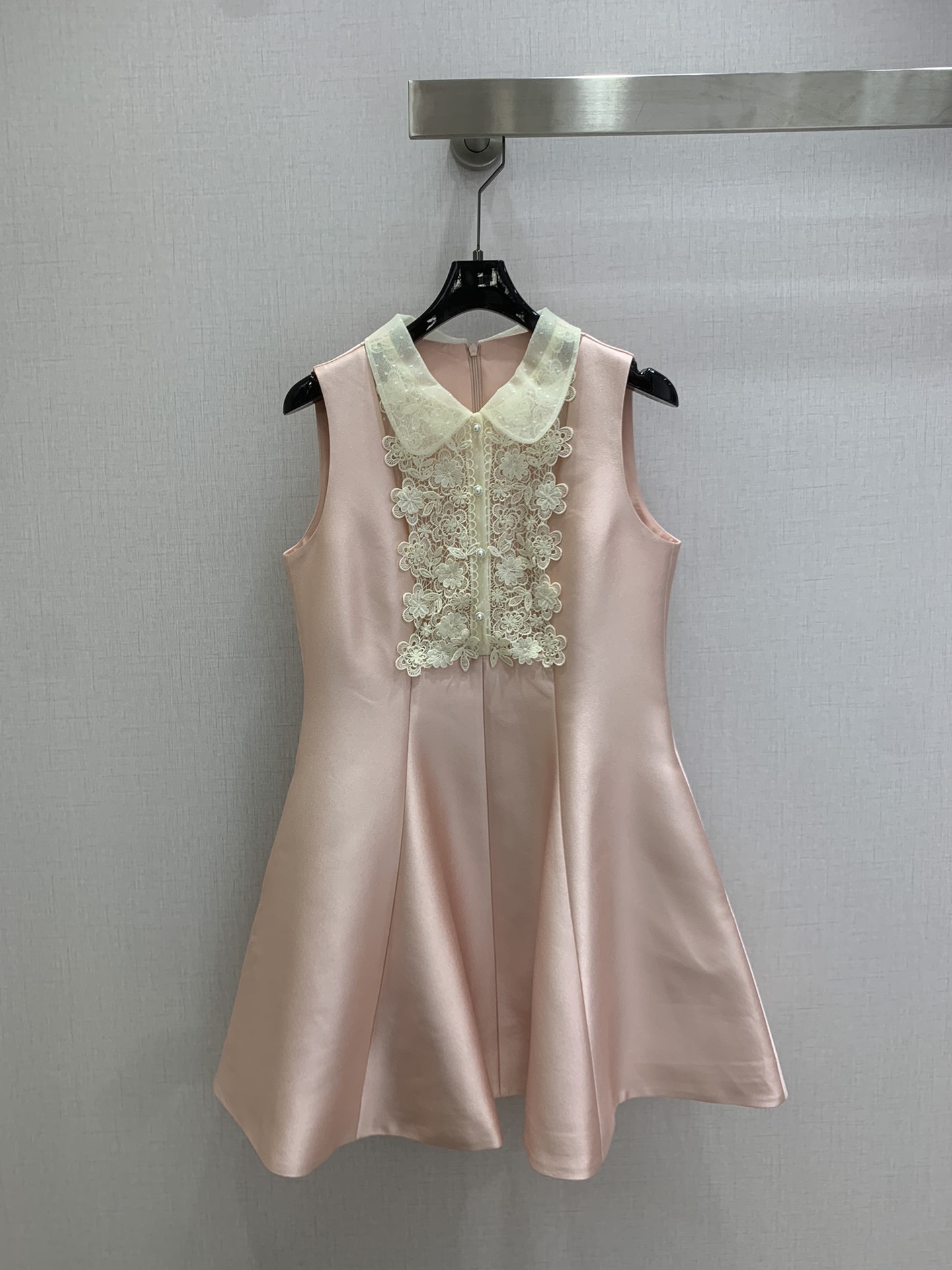 NO:709574,Highly recommended for early spring 26, embroidered lace collar tank top dress, slightly princess tutu skirt, retro yet girly and sweet. This French little black dress is really my favorite. Sleeveless design with lace doll collar, it is elegant and slim. Wear it to a birthday party and you will be the focus of the audience. Three colors, SMLXL code, high quality ABC,,skirts,19860909强烈推荐 26早春新款 绣花蕾丝领背心连衣裙 微微公主蓬蓬裙摆 复古的同时又有少女甜美感 这款法式小黑裙真的是我的心头好 无袖设计加上蕾丝娃娃领 既气质又显瘦 穿上它去参加生日聚会 你就是全场的焦点 三个色 SMLXL码 高品质ABC,,skirts,,Women's clothing