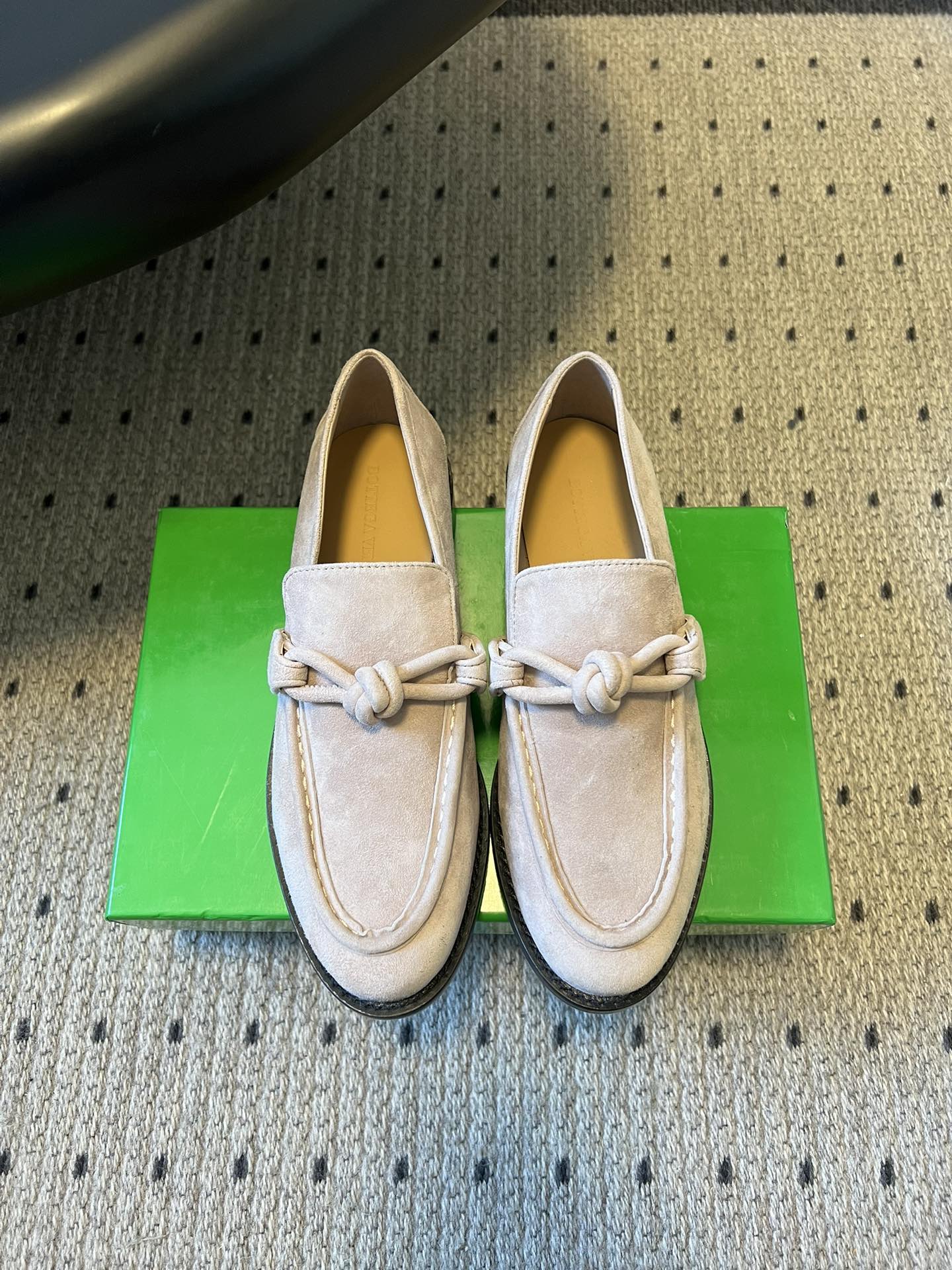 NO:707540,Top quality Bottega Venet*26ss new early spring woven loafer series. The classic loafers have a laceless design + a low-heeled flat bottom structure. The shoe shape fits the foot, has a lazy and relaxed feel and clean lines, and is suitable for a variety of foot types. The main colors are black, brown, camel, burgundy and other low-saturated colors, which not only conforms to BV's low-key luxury tone, but also can be easily adapted to autumn and winter coats, suits, sweaters and other items.  The style of loafers has its own elegant temperament. It can be paired with suit pants and straight jeans to create a smart commuting style; combined with pleated skirts and wool socks, it can create a college-style retro look. It is not easy to tire your feet after walking for a19860909顶级品质 Bottega Venet*26ss早春新款编织乐福鞋系列 经典乐福鞋的无鞋带设计+低跟平底结构,鞋型贴合脚面,兼具慵懒松弛感与利落线条,适配多种脚型.以黑、棕、驼、酒红等低饱和色调为主,既符合BV低调奢华的调性,又能轻松适配秋冬的大衣、西装、针织衫等单品. 乐福鞋的版型自带优雅气质,搭配西装裤、直筒牛仔裤可打造干练通勤风；与百褶裙、羊毛袜组合则能营造学院感复古造型.长时间行走也不易累脚,是兼顾颜值与实用性的“懒人鞋”,适合日常通勤、短途出行等多种场景. 鞋面牛反绒 内里羊皮 大底真皮大底 size35-41码（40、41码定制不退换） 跟高2cm,乐福鞋,bottega veneta,bottega veneta,loafers,skirts,jeans,business suit,sheepskin,Leather soles,Women's Shoes