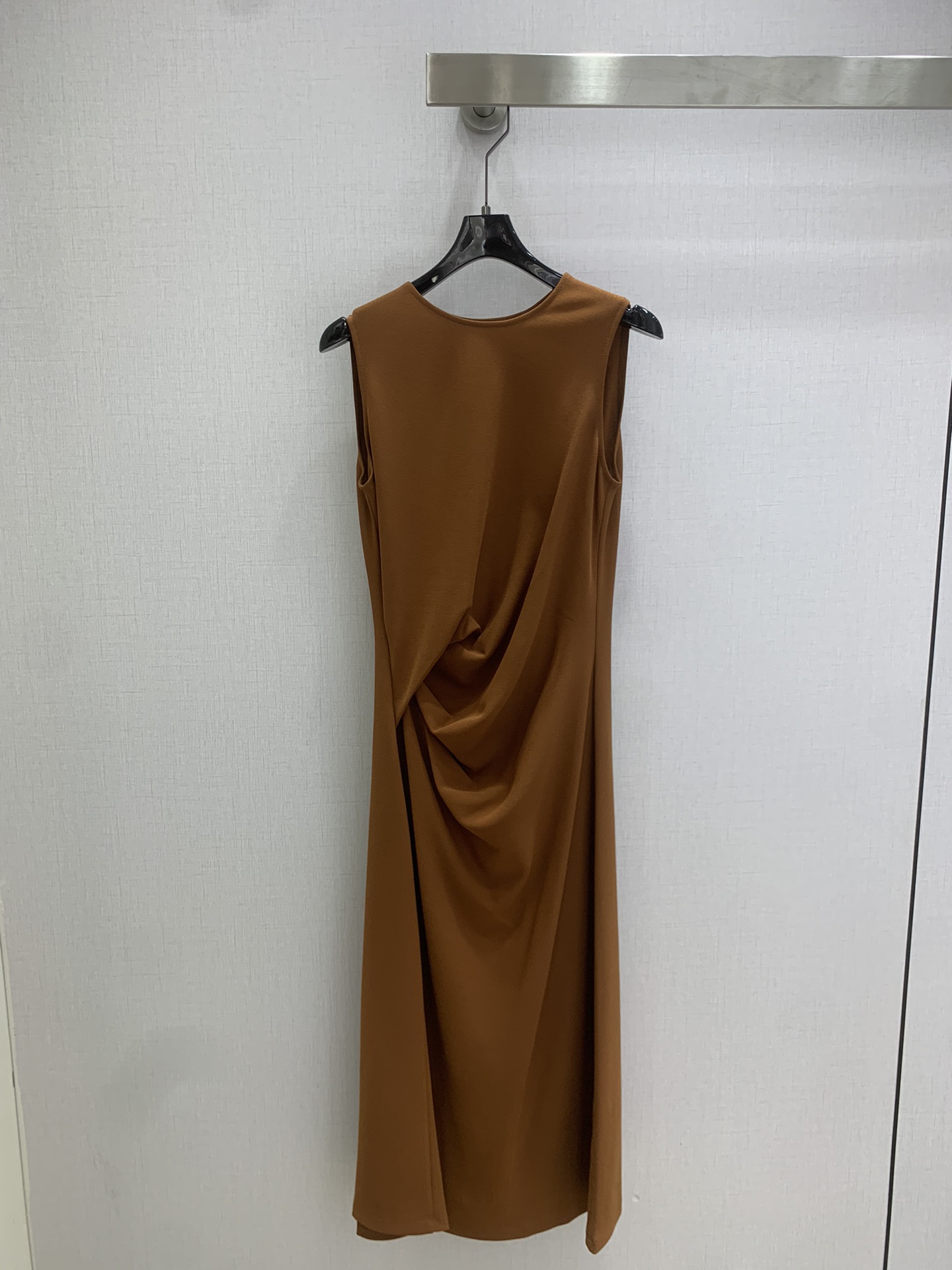 NO:709571,Highly recommended for the early spring of 26. Round neck sleeveless dress. Round neck pleated dress. Classic and timeless. The upper body is youthful and lively. The waist is wrinkled. The slit skirt length is just right. It just covers the flesh of the legs. The upper body is super slim and covers the flesh. It is sexy and fashionable. It is completely OK for daily leisure. Comfortable and good-looking. Two colors. SMLXL code. High quality ABC,,skirts,19860909强烈推荐 26早春新款 圆领无袖连衣裙 圆领褶皱连衣裙 经典耐看不过时 上身洋溢青春活泼 腰间掐皱设计 恰到好处的开叉裙长 刚好遮住腿部肉肉 上身超级显瘦遮肉又性感时髦 日常休闲完全OK 舒适又好看 两个色 SMLXL码 高品质ABC,,skirts,,Women's clothing