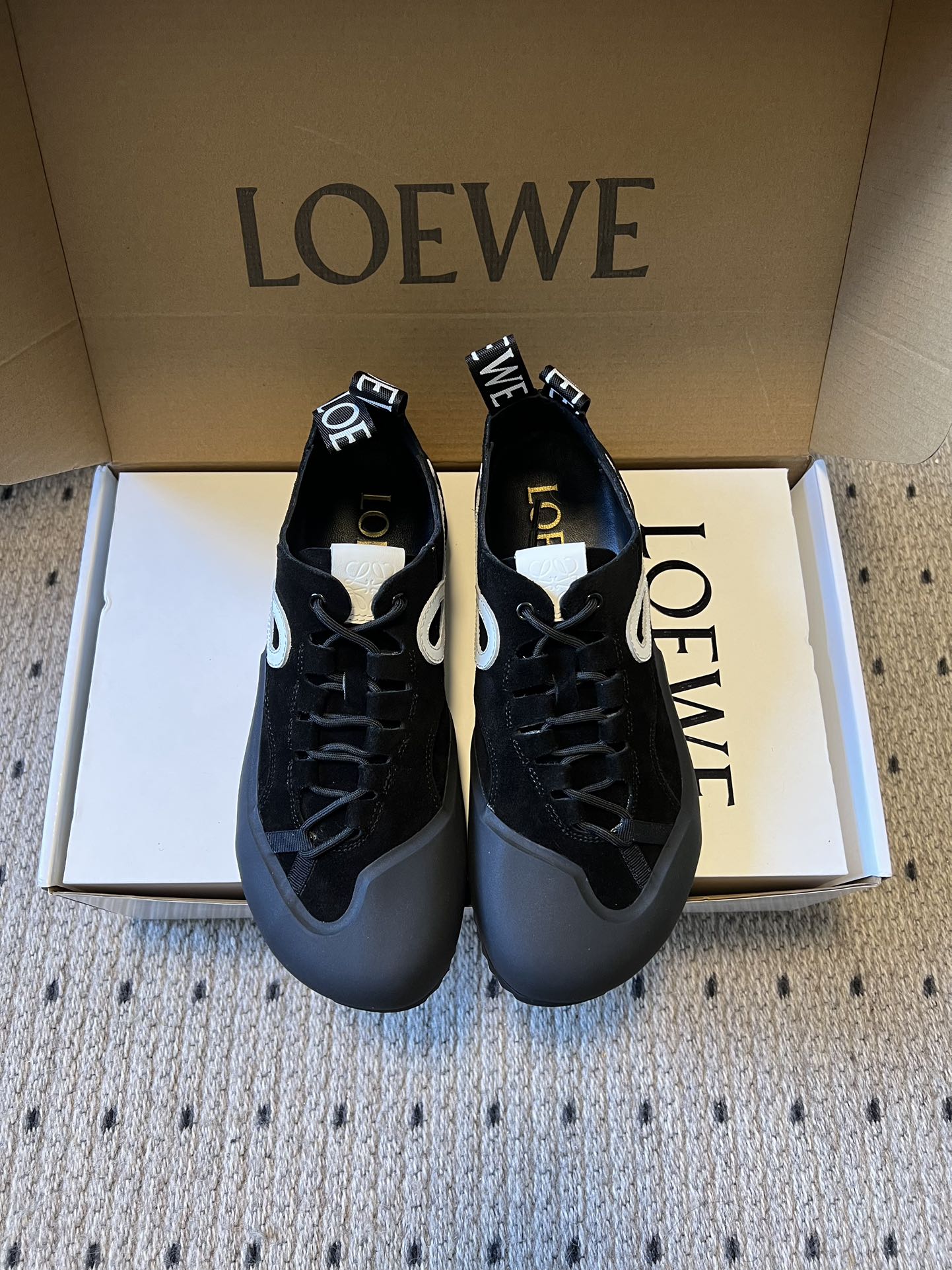 NO:707691,Loew*26ssFlow Runner series climbing style sports shoes and casual shoes adopt the rounded toe and all-covered rubber toe design of professional rock climbing shoes, which combines a retro outdoor feel with modern minimalist aesthetics and are highly recognizable. It is paired with a matte rubber toe and heel, creating a collision of softness and toughness in texture, which not only ensures breathability but also enhances durability.  Black, red, dark brown and other colors have a retro atmosphere. They can be paired with jeans and overalls to create a relaxed outdoor casual feel. They can also be mixed with dresses and suits to create a 'sweet-cool balance' look. The shoe shape fits the foot and is suitable for daily commuting and short trips. It is a 'lazy shoe' that takes into account both appearance and practicality. The upper is cow suede and the lining is sheepskin. The outsole is an original molded outsole and the heel is 2cm high.  Size 35/40 (40 is custom-made and cannot be returned or exchanged), casual shoes/sports shoes, loewe, sneakers, skirts, jeans, business suit, sheepskin19860909Loew*26ssFlow Runner系列攀岩风运动鞋休闲鞋 采用专业攀岩鞋的圆润鞋头、全包橡胶鞋头设计,兼具复古户外感与现代极简美学,辨识度极高.搭配哑光橡胶鞋头与鞋跟,在质感上形成柔软与坚韧的碰撞,既保证了透气性,又增强了耐用性. 黑、红、深棕等配色自带复古氛围,搭配牛仔裤、工装裤能打造松弛的户外休闲感,也能与连衣裙、西装混搭出“甜酷平衡”的造型.鞋型贴合脚面,日常通勤、短途旅行都能胜任,是兼顾颜值与实用性的“懒人鞋”. 鞋面牛反绒 内里羊皮 大底原版开模大底 跟高2cm 码数35/40（40定做不退不换）,休闲鞋/运动鞋,loewe,sneakers,skirts,jeans,business suit,sheepskin,Women's Shoes