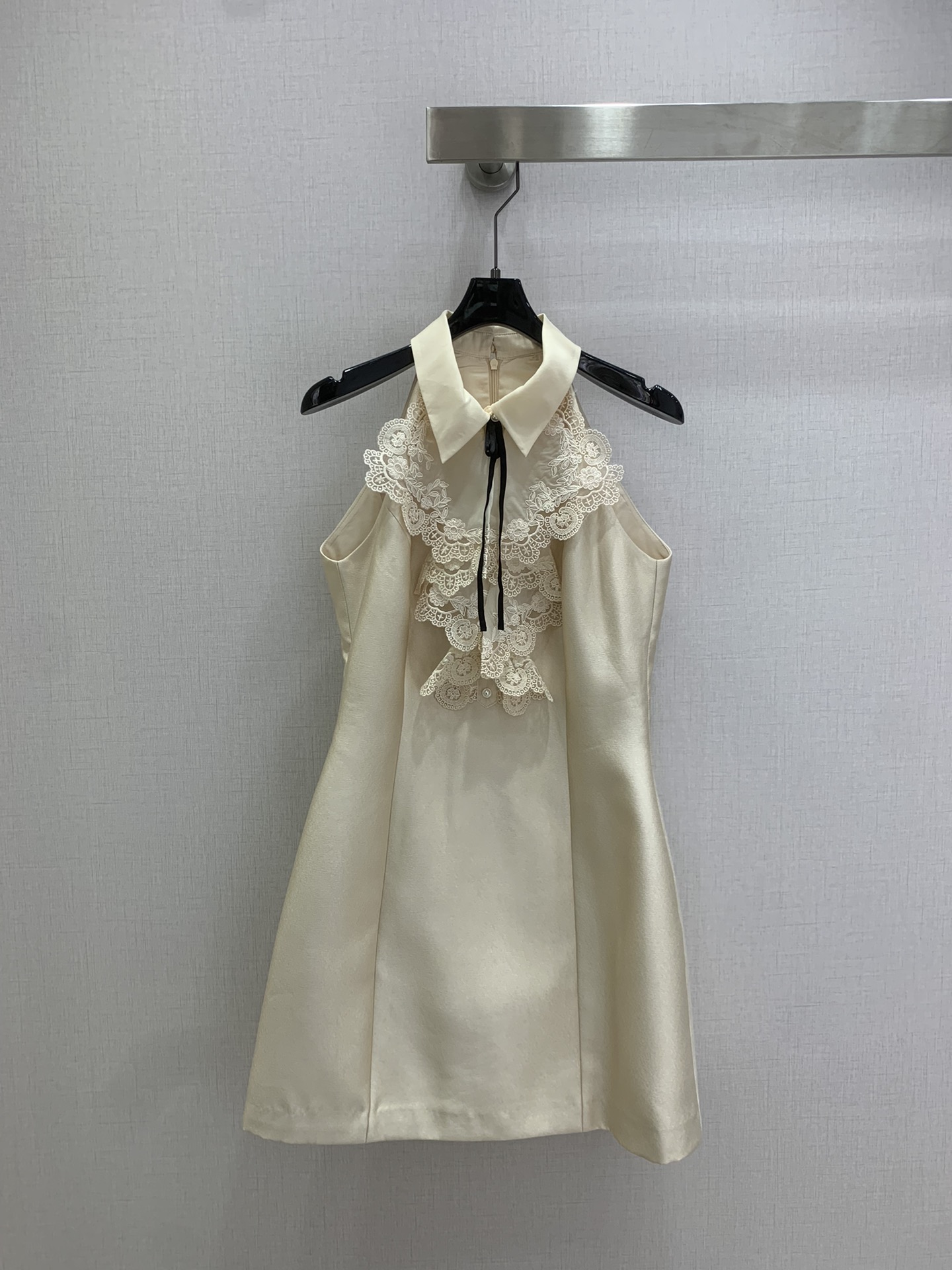 NO:709585,Highly recommended 26 early spring new lace plate dress. The upper body is so beautiful. It is super gentle. The elegant halter neck design presents elegant and sexy lines. The chest is a heavy-duty mesh lace flower gauze. It is full of sophistication. The three-dimensional waist is narrowed to create a perfect body proportion. One color SML code. High quality ABC,,skirts,19860909强烈推荐 26早春新款 蕾丝盘花连衣裙 上身太美了 超级温柔 优雅的挂脖设计 呈现优雅性感的线条 胸前是重工网纱蕾丝花纱 满满的精致感 立体收腰塑造完美身材比例 一个色 SML码 高品质ABC,,skirts,,Women's clothing