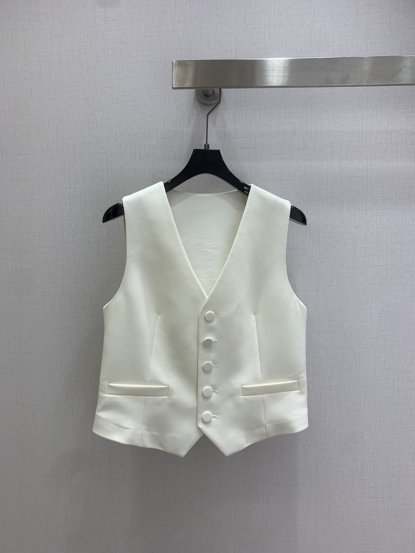 NO:709999,Highly recommended 26 early spring new sleeveless buttoned vest top. The texture is obvious, the texture is high-quality, and it is so beautiful that it is speechless!  Off-white has high-end texture, the V-neck design outlines the delicate shoulder and neck lines, and the short version raises the waistline to show off the proportions. It can be worn with high-waisted skirts or wide-leg pants to create an elegant and sexy style. It is a perfect finishing touch to the style. One color SML code, high quality AB,,skirts,19860909强烈推荐 26早春新款 无袖纽扣马甲上衣 肌理明显,质感上乘,美到失语！米白自带高级肌理,V领设计勾勒精致肩颈线,短款版型拉高腰线超显比例,搭高腰半裙、阔腿裤都能穿出优雅又性感的小香风,妥妥的造型点睛利器.一个色 SML码 高品质AB,,skirts,,Women's clothing