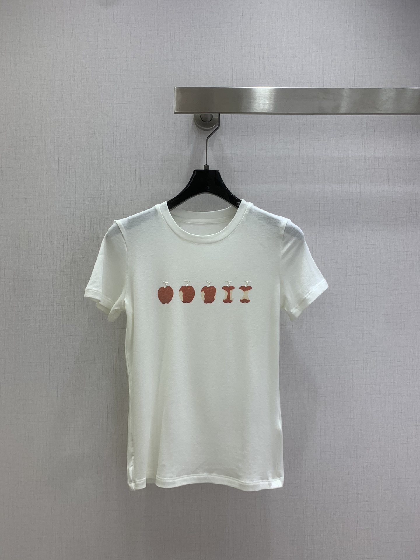 NO:709987,Highly recommended 26 early spring new Apple printed round neck short-sleeved T-shirt. Highly customized imported fabrics. Exquisite, simple and elegant. Korean version of the upper body is very fashionable. Two colors. SMLXL code. High quality ABC, T-shirt, tees, t-shirt,19860909强烈推荐 26早春新款 苹果印花圆领短袖T恤 高定制进口面料 精致简约大方 韩版上身非常时尚 两个色 SMLXL码 高品质ABC,,T-shirt,tees，t-shirt,,Women's clothing