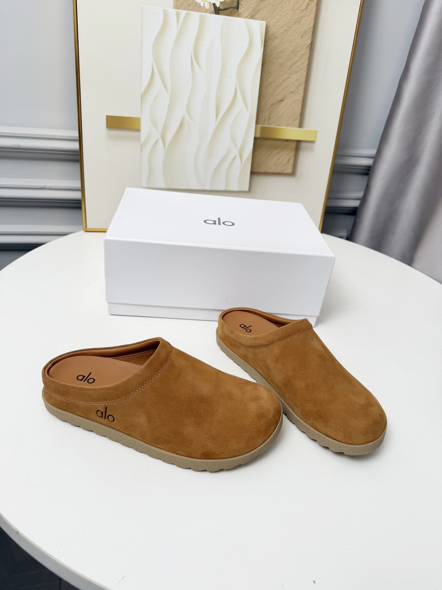 NO:724097,alo 26 French retro soft glutinous square toe flat-bottom half-flop. These ballet flats are made of soft A-grade Niujing. They are smooth, soft and breathable, comfortable to the feet, calm and elegant~ The square toe and upper openings have soft rounded corners, and the invisible wedge design helps maintain the smoothness of the overall line. The shoe shape is elegant and makes the feet slimmer. The original outsole is non-slip and wear-resistant.  Standard code 35 to 40 (41 is customized and non-refundable and non-exchangeable), half drag, flats19860909alo 26法式复古软糯方圆头平底半拖 这款芭蕾平底鞋采用柔软的A级牛京精制而成,光滑柔软透气,脚感舒服,从容优雅~ 方形鞋头与鞋面开口都带有柔和的圆角,隐形坡跟设计有助保持整体线条的流畅度,鞋型秀气很显脚瘦. 原版大底防滑耐磨 标准码35一40（41定做不退不换）,半拖,flats,Women's Shoes