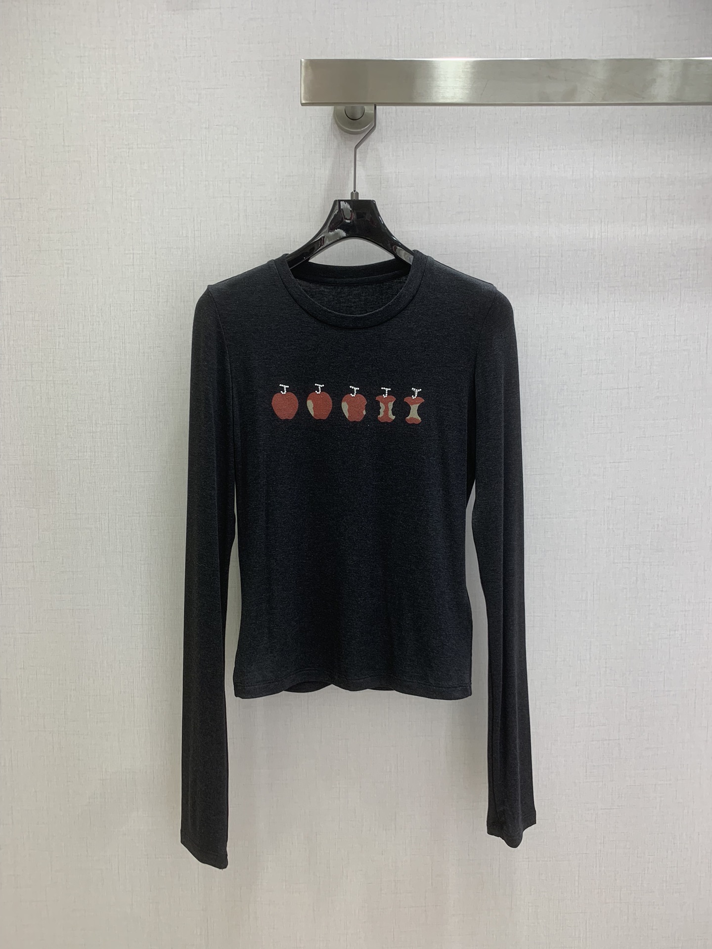 NO:709993,Highly recommended 26 early spring new style Apple printed round neck long-sleeved top Highly customized imported fabric Exquisite, simple and elegant Korean version of the upper body is very fashionable Two colors SMLXL code High quality AB,,19860909强烈推荐 26早春新款 苹果印花圆领长袖上衣 高定制进口面料 精致简约大方 韩版上身非常时尚 两个色 SMLXL码 高品质AB,,,Women's clothing