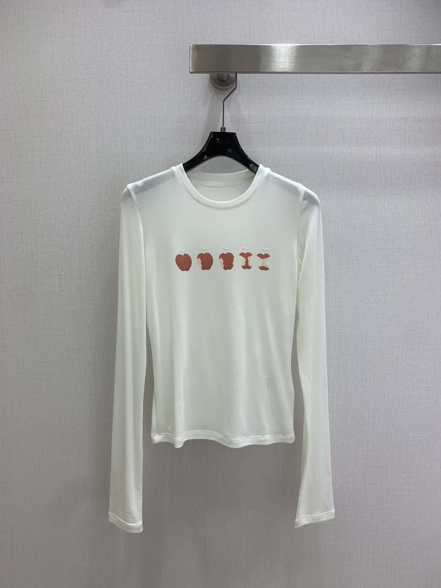 NO:709984,Highly recommended 26 early spring new style Apple printed round neck long-sleeved top Highly customized imported fabric Exquisite, simple and elegant Korean version of the upper body is very fashionable Two colors SMLXL code High quality AB,,19860909强烈推荐 26早春新款 苹果印花圆领长袖上衣 高定制进口面料 精致简约大方 韩版上身非常时尚 两个色 SMLXL码 高品质AB,,,Women's clothing