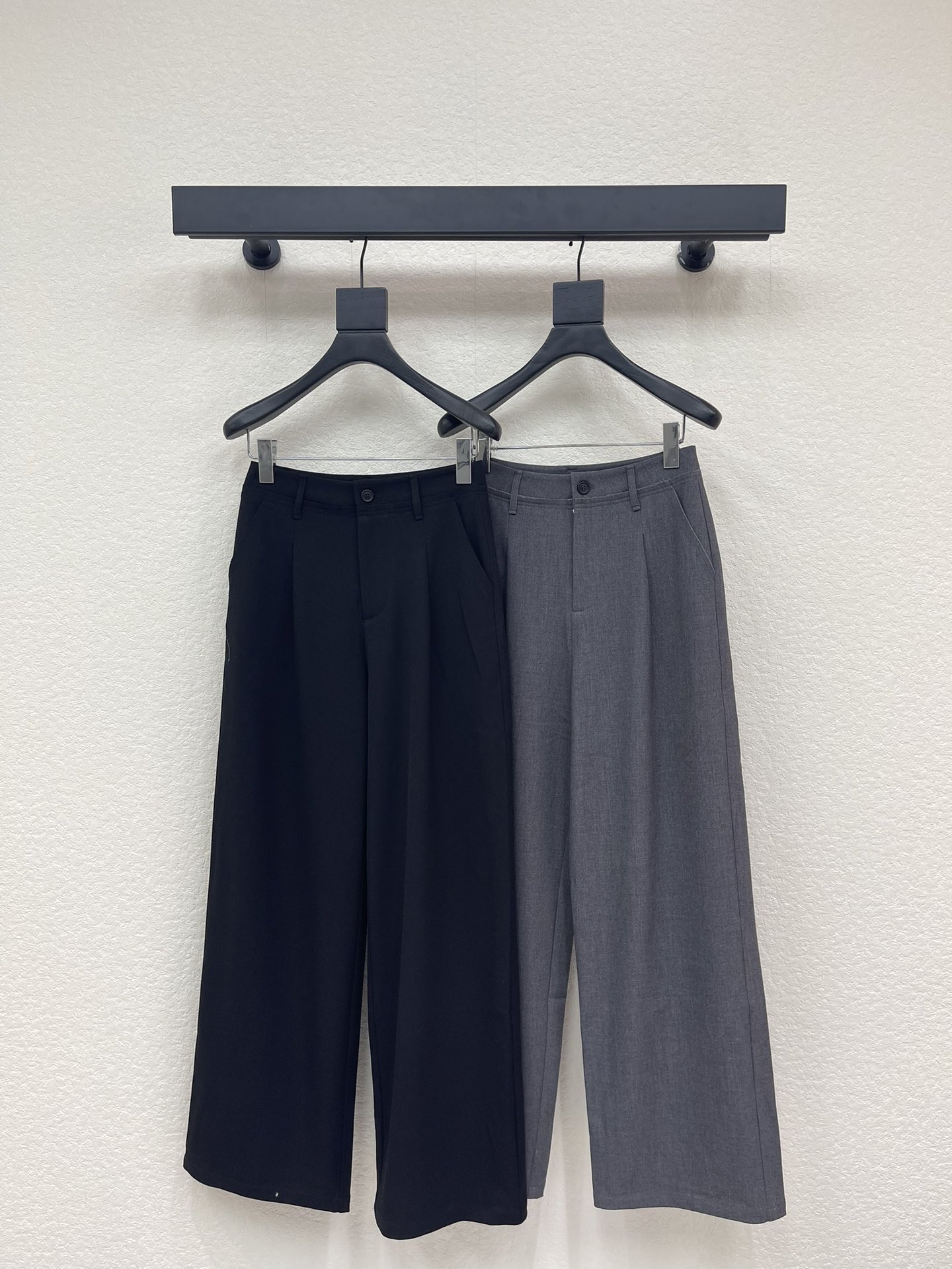 NO:712901,MM6*26 new casual trousers, versatile and high-end colors, customized contrasting letters, showing a sense of high-end casualness, a visual feast, a must-have versatile item for all seasons, custom-made yarn-dyed fabric, great texture, full of lazy style, a must-have item for goddesses!  The version is versatile and not picky, the lines are elongated and the proportions are so beautiful that you don’t want to miss it!  The quality of workmanship depends on the details SML A,, masion margiela,19860909MM6*26新款休闲西裤 颜色百搭高级 定制撞色字母 尽显高级随意感 视觉盛宴 四季必入的百搭单品 订制色织面料,质感巨好 慵懒范儿十足 女神必入神器！ 版型百搭不挑人 拉长线条比例 上身美的不要不要的！ 做工品质看细节 SML A,,masion margiela,,Women's clothing