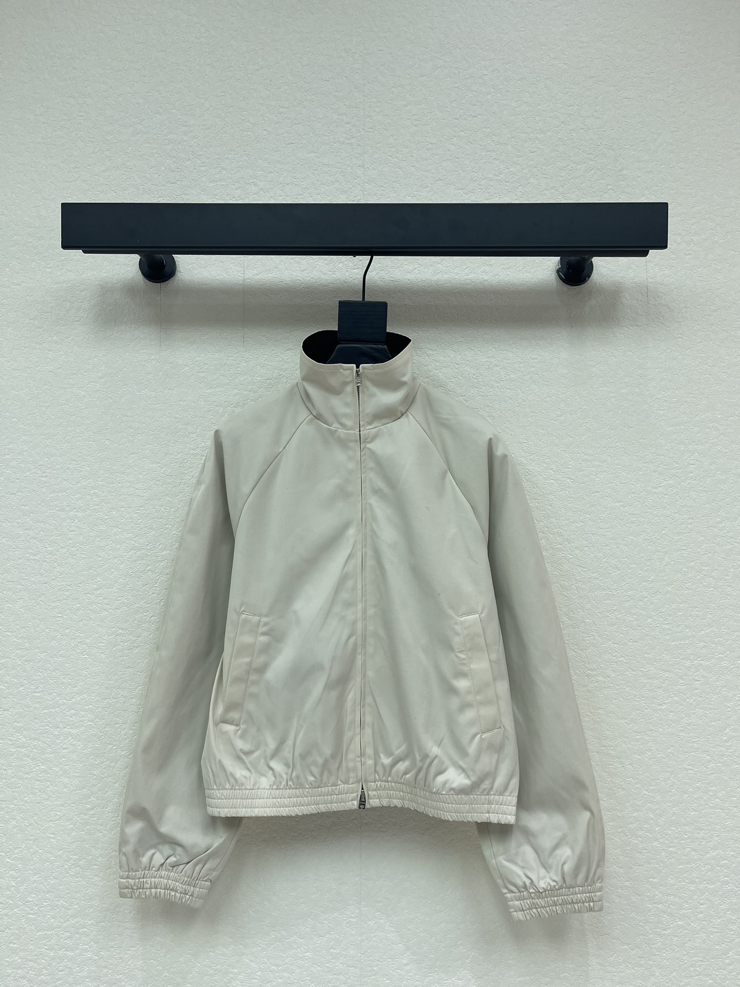 NO:709540,Acne studio*26 early spring new contrasting color lapel zipper jacket. Customized YB native cotton material, fine texture, crisp and stylish, lapel zipper jacket, full of simplicity and casual texture!  The off-white main body is matched with black lapels, and the contrasting color design is neat and high-end. The smooth cotton windproof fabric is crisp and stylish, and it is also breathable. The zipper closure and elastic hem make it easy to adjust the fit. The loose shoulder sleeves are designed not to flatter the body shape, and the pocket details are practical. Wearing alone is a casual street casual style, layered with T-shirts and sweaters, and it can unlock rich layered outfits, fashionable and advanced. SML,,acne studios, dior, jackets  & coats,jackets & coats,tees,t-shirt,19860909Acne studio*26早春新款撞色翻领拉链夹克外套.定制YB原生全棉材质,质感细腻,挺括有型,翻领拉链夹克外套,将简约与休闲质感拉满！米白主体搭配黑色翻领,撞色设计利落又高级,顺滑的全棉防风面料挺括有型,还兼具透气性.拉链开合搭配松紧下摆,轻松调节版型,宽松的落肩袖设计不挑身形,插袋细节兼顾实用性.单穿是随性的街头休闲风,内搭T恤、针织衫叠穿,又能解锁层次丰富的穿搭,时尚高级.SML,,acne studios,dior,jackets & coats,jackets & coats,tees，t-shirt,,Women's clothing