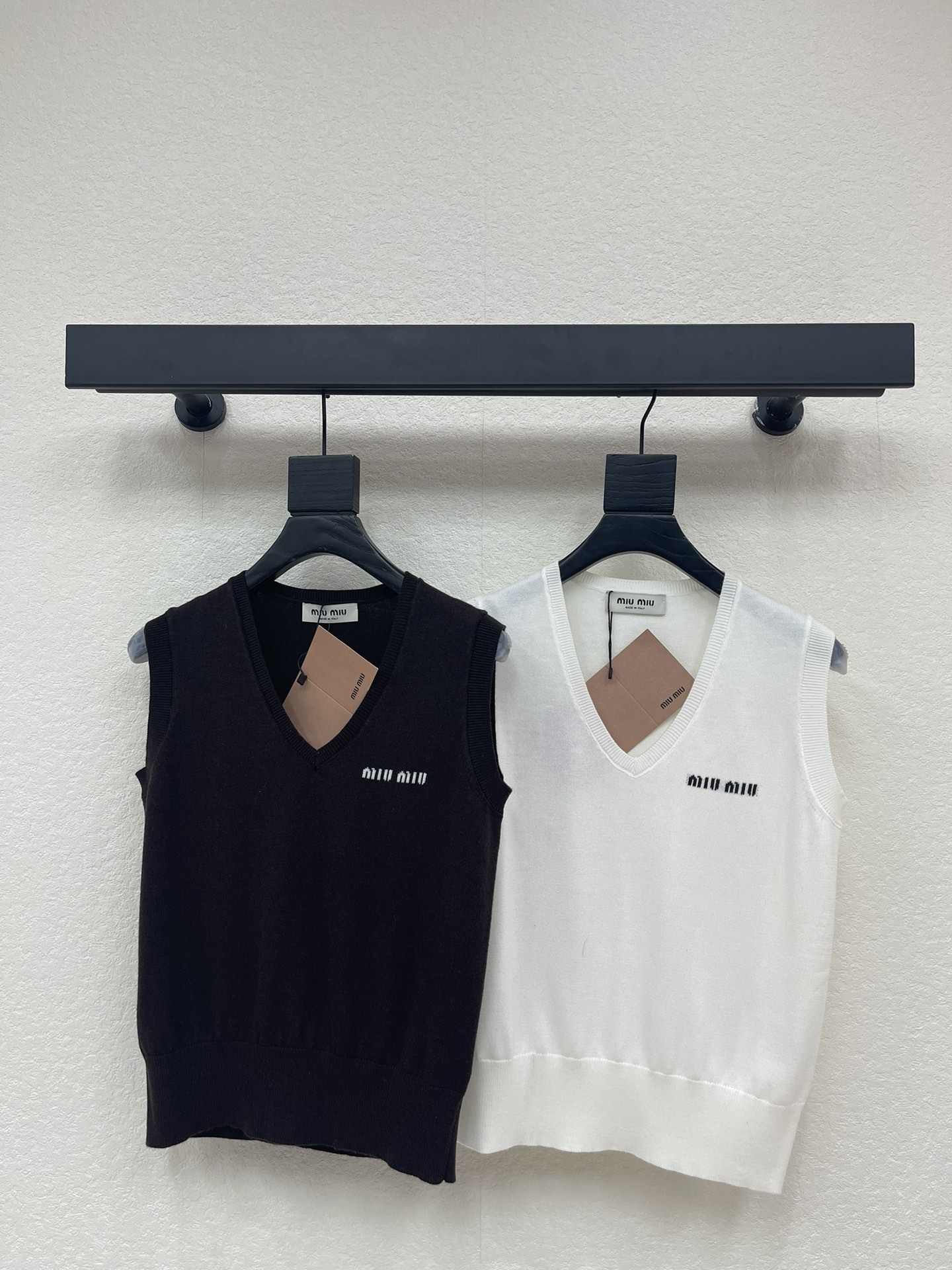 NO:710417,MiuMi*26 new early spring V-neck knitted vest vest!  Weaved with custom wool yarn, it is comfortable to wear and full of texture. The knitted vest is cut with a simple V-neck shape to modify the neck line. The mini brand logo on the chest is low-key and delicate. The soft and waxy knitted texture is skin-friendly and comfortable. Whether worn with a white shirt to create a college style, or with a high collar for a more casual look, it can easily become the finishing touch of an outfit and is a treasure for daily layering!  SML,,miumiu,shirts,19860909MiuMi*26早春新款V领针织背心马甲！定制羊毛纱线织造,穿搭舒适,质感十足,针织背心裁剪,简约的V领版型修饰颈部线条,胸口的迷你品牌标识低调又精致.软糯的针织质感亲肤又舒适,不管是内搭白衬衫打造学院风,还是搭配高领打底走轻熟路线,都能轻松成为穿搭的点睛之笔,是日常叠穿的宝藏单品！SML,,miumiu,shirts,,Women's clothing