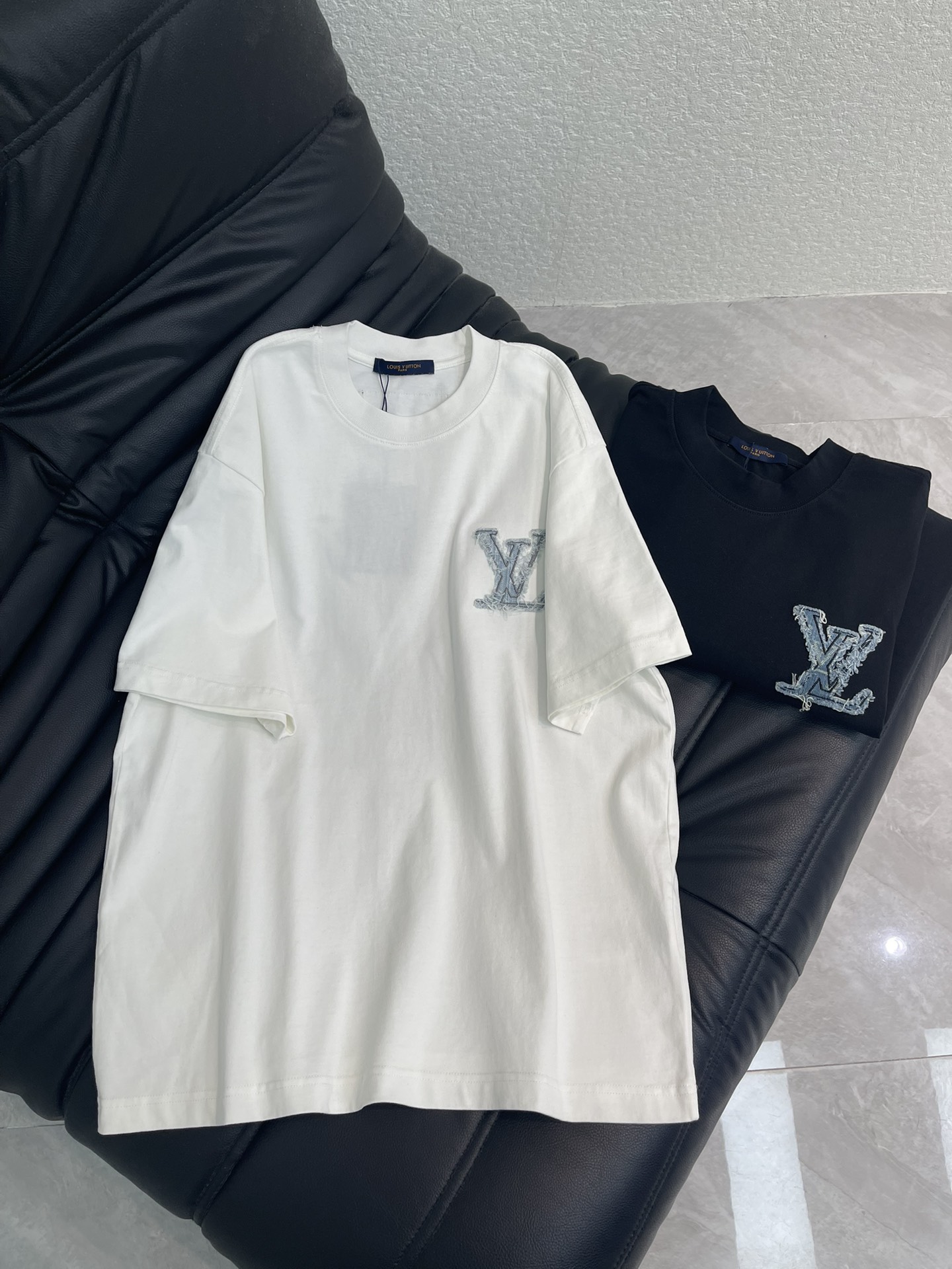 NO:712702,Louis Vuitto*26 new denim patch letter embroidered short-sleeved T-shirt. Multiple craftsmanship washed series, back panel denim patch large letters laser burnt logo splash ink graffiti halo embroidery, same style for men and women!  Made of high-gram heavy-wash pure cotton fabric, pure cotton is breathable, very refreshing and comfortable for daily wear. The rib knitting on the neckline is smooth and tight, and the neckline will not be skewed when you toss it around. The loose version, you will find that it really looks good on the upper body, the overall is minimalist and neat, super versatile for daily wear!  Pair it casually with one to give you a youthful look. A round neck will make your outfit go crazy. It is a fashionable item that can never go wrong!  Same style for men and women!  S-XL AA,,louis vuitton,T-shirt,tees,t-shirt,19860909Louis Vuitto*26新款牛仔贴布字母刺绣短袖T恤.多重重工艺水洗系列, 后幅牛仔贴布大字母激光烧花logo泼墨涂鸦光晕刺绣,男女同款！高克重洗水纯棉质面料,纯棉透气,日常穿着非常清爽穿感舒适,领口的罗纹针织平整紧密,随意折腾都不会领口歪斜,宽松版型,上身你就会发现真的好好看,整体极简利落,超级日常百搭！随随便便搭配一条就是青春的样子,一件圆领就能为你的穿搭疯狂,绝不会出错的时髦单品！男女同款！S-XL AA,,louis vuitton,T-shirt,tees，t-shirt,,Women's clothing