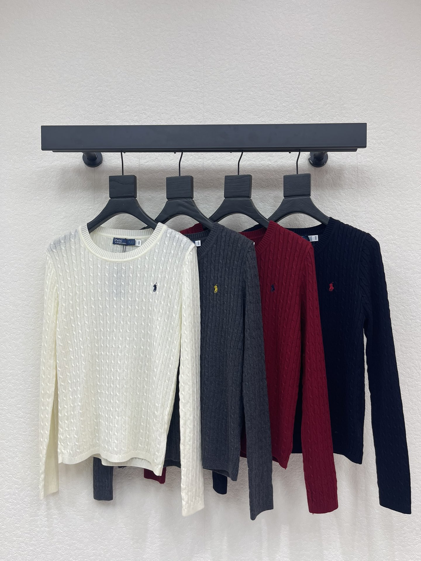 NO:709552,Ralph laure*Raff polo26 early spring new embroidered logo round neck knitted sweater!  Customized wool yarn weaving, high-end texture, comfortable and soft, round neck knitted pullover sweater cut, fine knitted texture throughout, highlighting full detail texture, totem embroidered logo on one side of the chest, reflecting exquisite style, and relaxed charm when worn!  SML AA,,loro piana,sweaters,19860909Ralph laure*拉夫polo26早春新款刺绣徽标圆领针织毛衣！定制羊毛纱线织造,质感高级,舒适柔软,圆领针织套头毛衣剪裁,通体细腻针织肌理,突出满分细节质感,单侧胸口图腾刺绣徽标,体现精致风格,穿搭松弛魅力！SML AA,,loro piana,sweaters,,Women's clothing