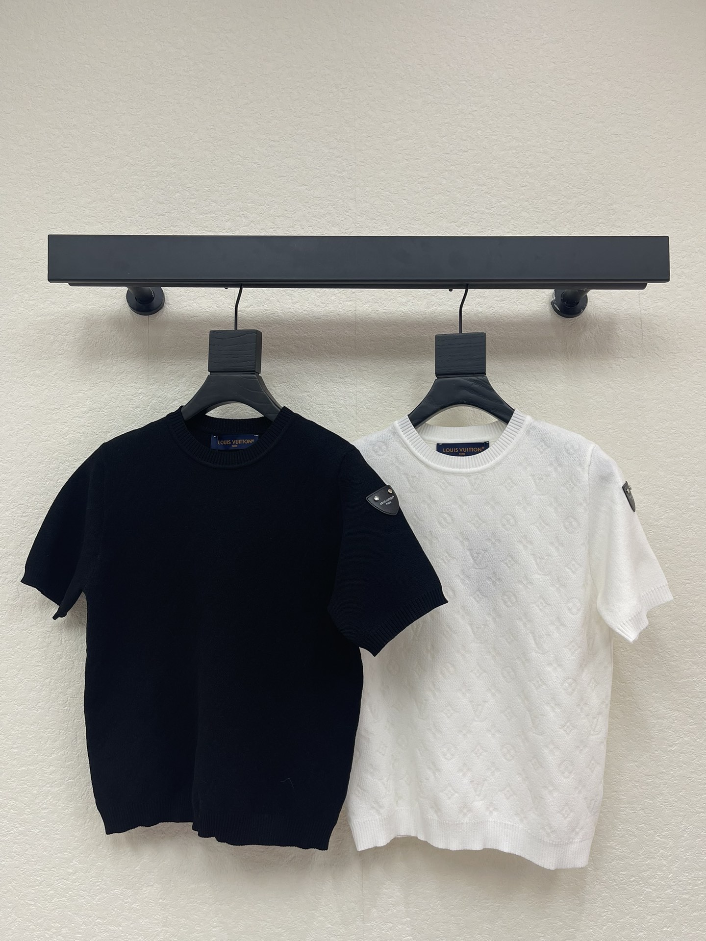 NO:709542,LOUIS VUI*TON 26 new early spring jacquard logo knitted short-sleeves!  Customized YB wool yarn weaving, round neck and short-sleeved tailoring, low saturation plain color throughout to set a gentle and versatile style tone, brand logo printed all over the sleeves PU leather label design to create an exclusive style, showing the brand's high-end sense, tolerant and elegant, perfect for both outer wear and inner wear!  SML AA,,louis vuitton,T-shirt,19860909LOUIS VUI*TON 26早春新款提花logo针织短袖！定制YB羊毛纱线织造 圆领短袖剪裁 通体低饱和素色奠定温柔百搭的风格基调 通体品牌logo字样满印袖子PU皮标设计 打造专属风格 尽显品牌高级感 包容身材调性优雅 外穿内搭皆出彩！SML AA,,louis vuitton,T-shirt,,Women's clothing