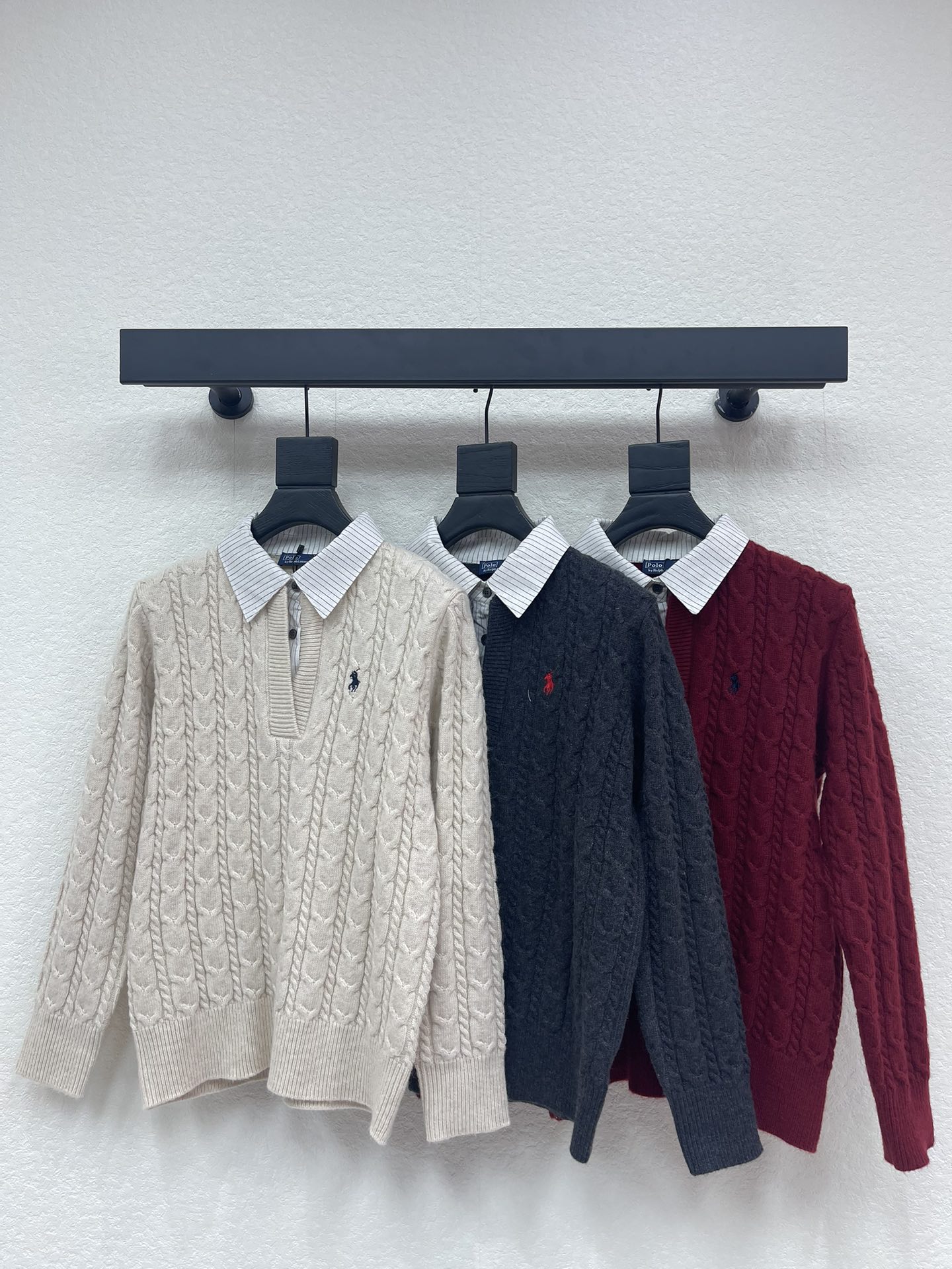 NO:709551,Ralph laure*Raff polo26 early spring new fake two-piece striped shirt lapel knitted long sleeves!  Customized YB wool material. Density coarse knitting. V-shaped lapel long-sleeved sweater cut. All-over hemp pattern crochet. Rich layers. It gives a lazy and relaxed feeling. The classic embroidered pony logo on the chest adds a high-end fashion sense to the outfit. Regular fit, tolerant to body shape, fashionable style!  SML,,loro piana,sweaters,shirts,19860909Ralph laure*拉夫polo26早春新款假两件条纹衬衫翻领针织长袖！定制YB羊毛材质 密度粗针织造 V形翻领长袖毛衣剪裁 通体麻花纹路钩织 层次丰富 穿出慵懒松弛感 胸前经典刺绣小马logo给穿搭增添高级时尚感 常规版型 包容身材 穿搭风格时髦！SML,,loro piana,sweaters,shirts,,Women's clothing