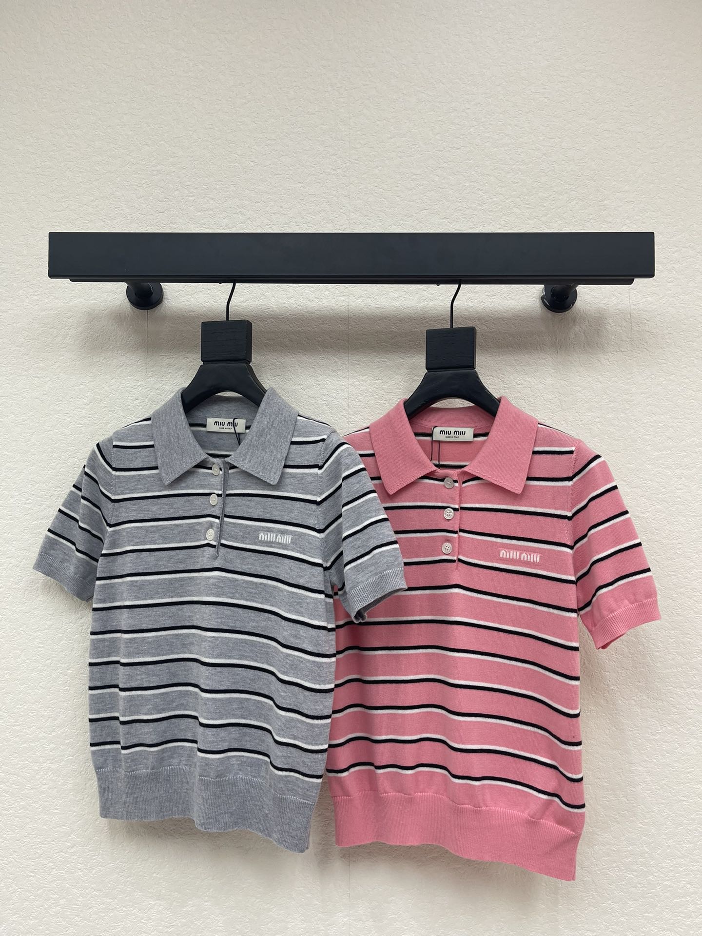 NO:709553,MiuMi*26 early spring new style striped lapel knitted short sleeves!  Customized wool yarn weaving, delicate texture, breathable and comfortable, lapel button placket can be adjusted at will, appropriate exposure of skin, all-over stripes with contrasting colors, letter logo on chest to display brand tonality, versatile style regardless of age and skin color, the upper body is suitable for age-reducing fashionable style!  SML A,,miumiu,T-shirt,19860909MiuMi*26早春新款条纹翻领针织短袖！定制羊毛纱线织造 细腻肌理 透气舒适 翻领纽扣开襟随意调节 恰当露肤 通体条纹撞色 胸前字母徽标 展示品牌调性 百搭款式不挑年龄肤色 上身适配减龄时髦风格！SML A,,miumiu,T-shirt,,Women's clothing