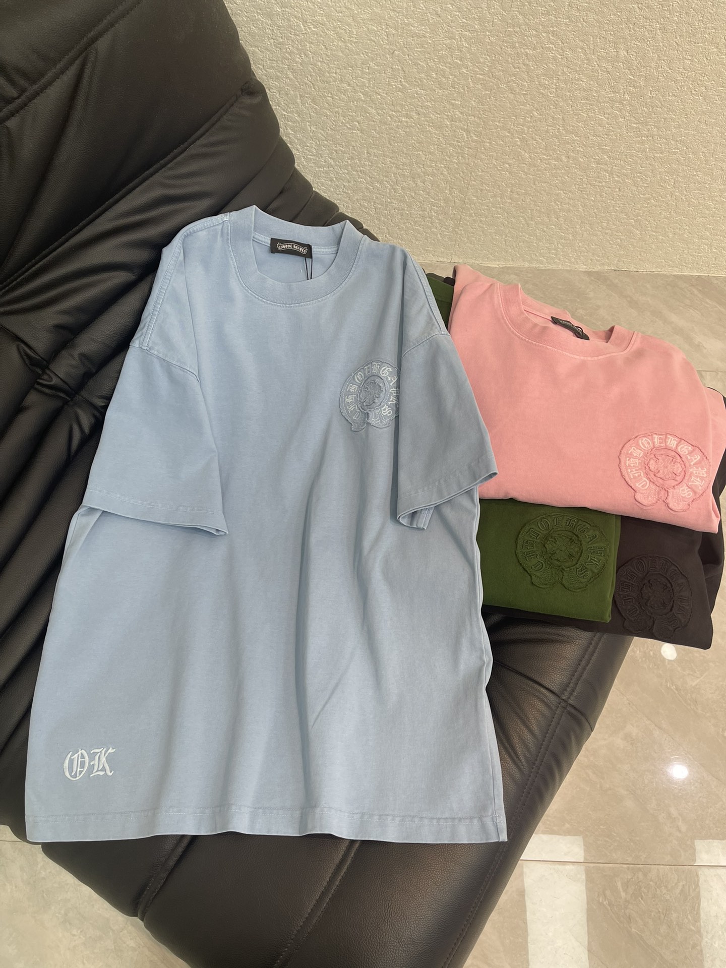 NO:709548,Chrome Hearts* Chrome Hearts 26 new Sanskrit cross patch embroidered short-sleeved T-shirt. Pure cotton washed and distressed. The washed fabric is not only limited to basic colors, but also has rich distressed effects to meet different style needs. The fabric is breathable and comfortable, and the design is unique. It integrates the brand's fashion elements and makes people feel a unique artistic charm and cultural heritage. This T-shirt can make you the focus, easily control various styles, and show your personal charm. OS large version, same style for men and women!  S-XL,,chrome hearts,chrome hearts,T-shirt,tees,t-shirt,19860909Chrome Hearts*克罗心26新款梵文十字架贴布绣短袖T恤.纯棉水洗做旧工艺, 水洗面料不仅限于基础色彩,更有丰富的 做旧效果,满足不同风格需求.面料透气舒适,设计独特,融合了品牌的时尚元素,让人感受到一种独特的艺术魅力与文化底蕴.这款T恤都能让你成为焦点,轻松驾驭各种风格,展现个性魅力.OS大版型,男女同款！S-XL,,chrome hearts,chrome hearts,T-shirt,tees，t-shirt,,Women's clothing