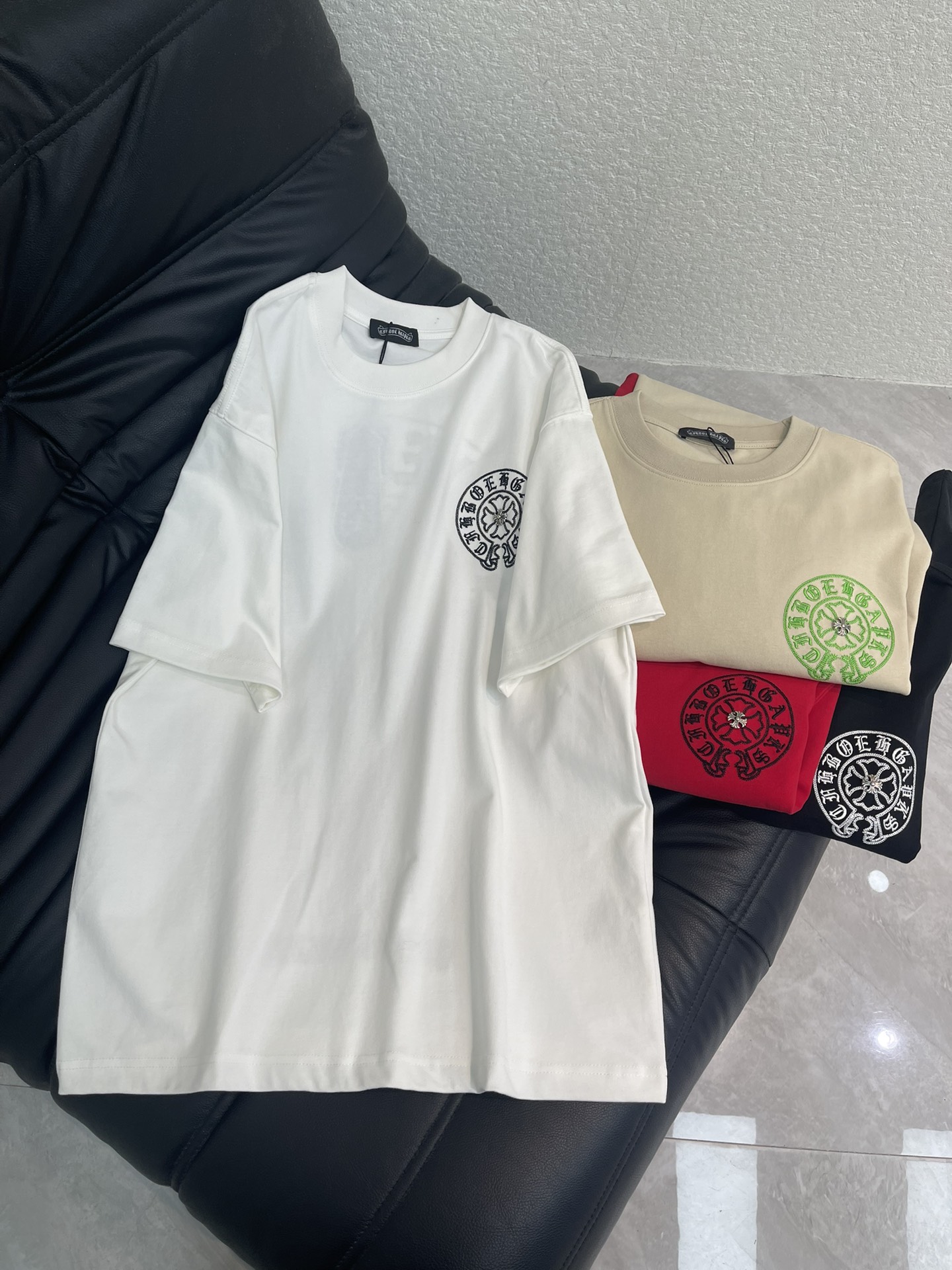 NO:709546,Chrome Hearts* Chrome Hearts 26 new Sanskrit cross embroidered letter short-sleeved T-shirt. Pure cotton washed distressed technology, washed fabrics are not limited to basic colors, but also have rich distressed effects to meet different style needs. The fabric is breathable and comfortable, and the unique design combines the brand's fashion elements, making people feel a unique artistic charm and cultural heritage. This T-shirt can make you the focus, easily control various styles, and show your personal charm. OS large version, same style for men and women!  S-XL A,,chrome hearts,chrome hearts,T-shirt,tees,t-shirt,19860909Chrome Hearts*克罗心26新款梵文十字架刺绣字母短袖T恤.纯棉水洗做旧工艺, 水洗面料不仅限于基础色彩,更有丰富的 做旧效果,满足不同风格需求.面料透气舒适,设计独特,融合了品牌的时尚元素,让人感受到一种独特的艺术魅力与文化底蕴.这款T恤都能让你成为焦点,轻松驾驭各种风格,展现个性魅力.OS大版型,男女同款！S-XL A,,chrome hearts,chrome hearts,T-shirt,tees，t-shirt,,Women's clothing