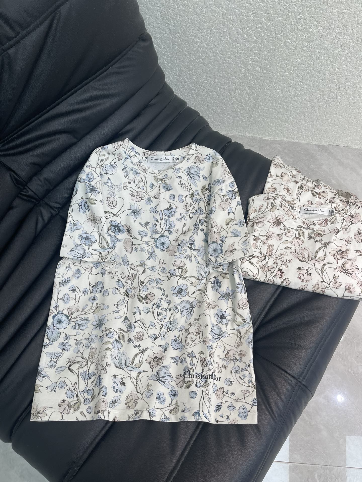 NO:709539,Dio*26 new spring and summer active flower short-sleeved T-shirt. Customized YB mercerized cotton material, breathable and comfortable, full of texture, regular shirt tailoring, blue flower and red flower have their own charm, the active and elegant flowers are delicate and smart, full of French gentleness. Cotton fabric  Soft and skin-friendly, the basic round-neck short-sleeved version is not flattering on the body shape, and the low-key brand logo on the hem hides a light and luxurious texture. Wearing it alone gives a fresh and girly feel, and layering it with a denim jacket or a knitted cardigan can unlock a rich layer of lazy tone and create a perfect sense of atmosphere. SML  AA,,dior,jackets & coats,T-shirt,tees,t-shirt,19860909Dio*26春夏新款活性花卉短袖T恤.定制YB丝光全棉材质,透气舒适,质感十足,常规恤剪裁,蓝花,红花两款各有韵味,活性淡雅的花卉细腻又灵动,满溢着法式温柔气息.全棉面料软弹亲肤,基础圆领短袖版型不挑身形,下摆低调的品牌标识暗藏轻奢质感.单穿是清新的少女感,搭牛仔外套、针织开衫叠穿,又能解锁层次丰富的慵懒腔调,妥妥的穿搭氛围感神器.SML AA,,dior,jackets & coats,T-shirt,tees，t-shirt,,Women's clothing