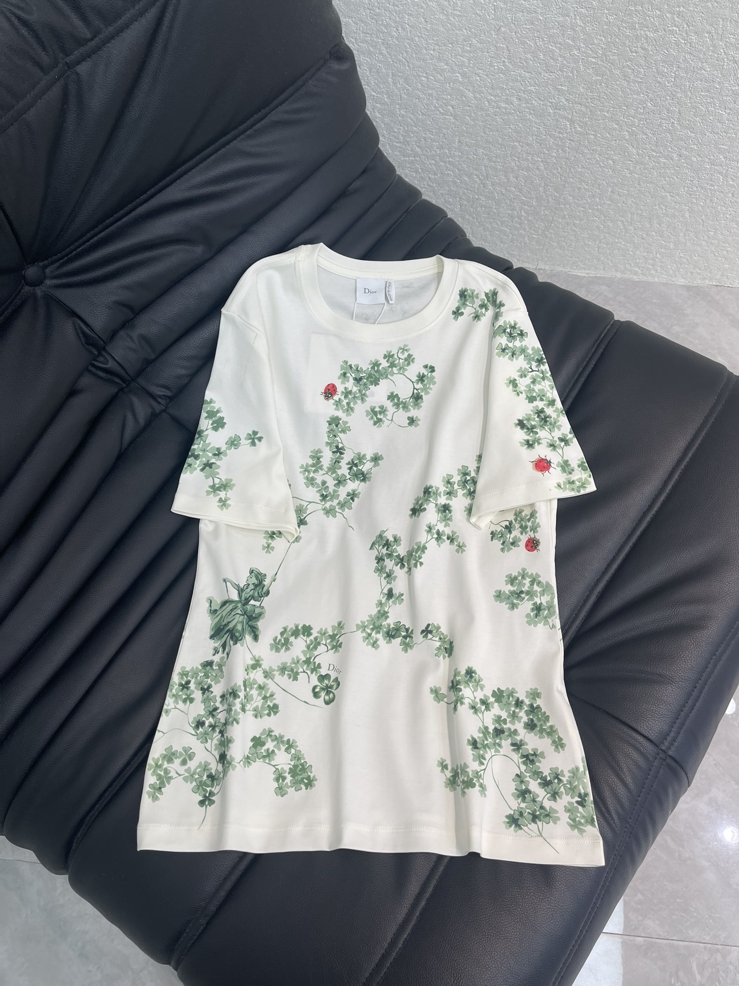 NO:709914,Dio*｜26 new short-sleeved T-shirts with all-over floral prints. Exquisite fit makes the upper body look slimmer!  Customized latest craftsmanship, low-key luxury!  Fashionable must-have items to unlock all outfits!  Look for our quality!  The classic items are fashionable and high-end, and the classic styles are versatile and easy to match!  SML A,,dior,T-shirt,tees,t-shirt,19860909Dio*｜26新品满印花朵短袖T恤 精致版型上身巨显瘦！ 定制最新工艺 低调奢华！ 时髦精必备单品解锁所有穿搭！ 认准我家品质！经典单品时髦又高级 经典版型百搭不挑人！ SML A,,dior,T-shirt,tees，t-shirt,,Women's clothing