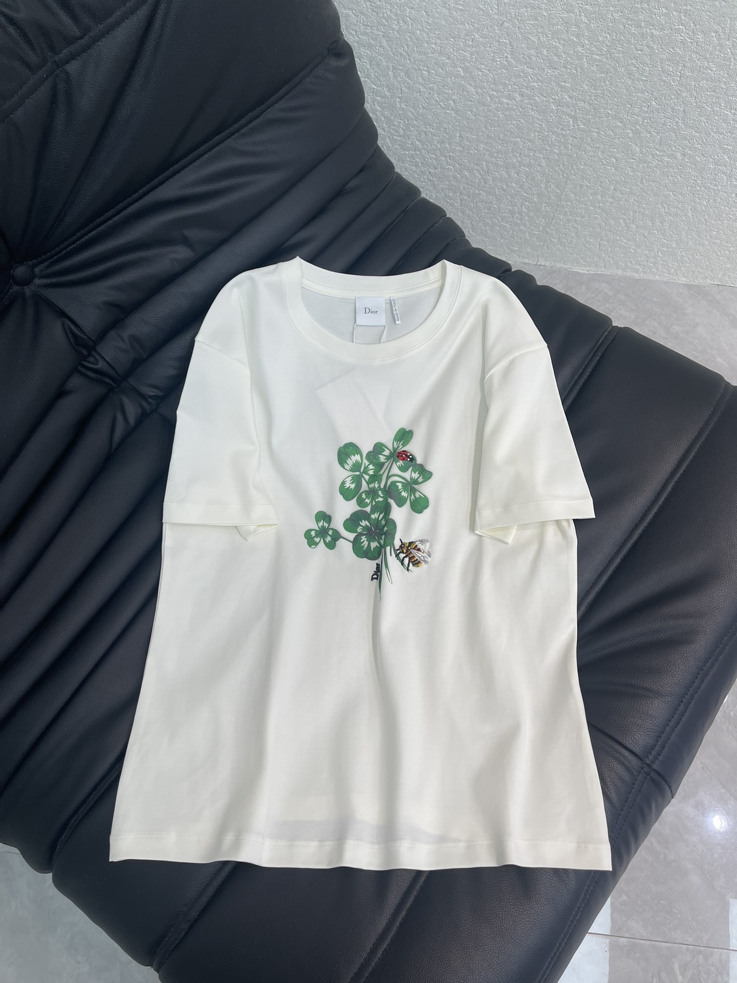 NO:709915,Dio*26 new printed embroidered short-sleeved T-shirt. Exquisite fit makes the upper body slimmer!  Customized latest craftsmanship, low-key luxury!  Fashionable must-have items to unlock all outfits!  Look for our quality!  The classic items are fashionable and high-end, and the classic styles are versatile and easy to match!  SML A,,dior,T-shirt,tees,t-shirt,19860909Dio*26新品印花刺绣短袖T恤 精致版型上身巨显瘦！ 定制最新工艺 低调奢华！ 时髦精必备单品解锁所有穿搭！ 认准我家品质！经典单品时髦又高级 经典版型百搭不挑人！ SML A,,dior,T-shirt,tees，t-shirt,,Women's clothing