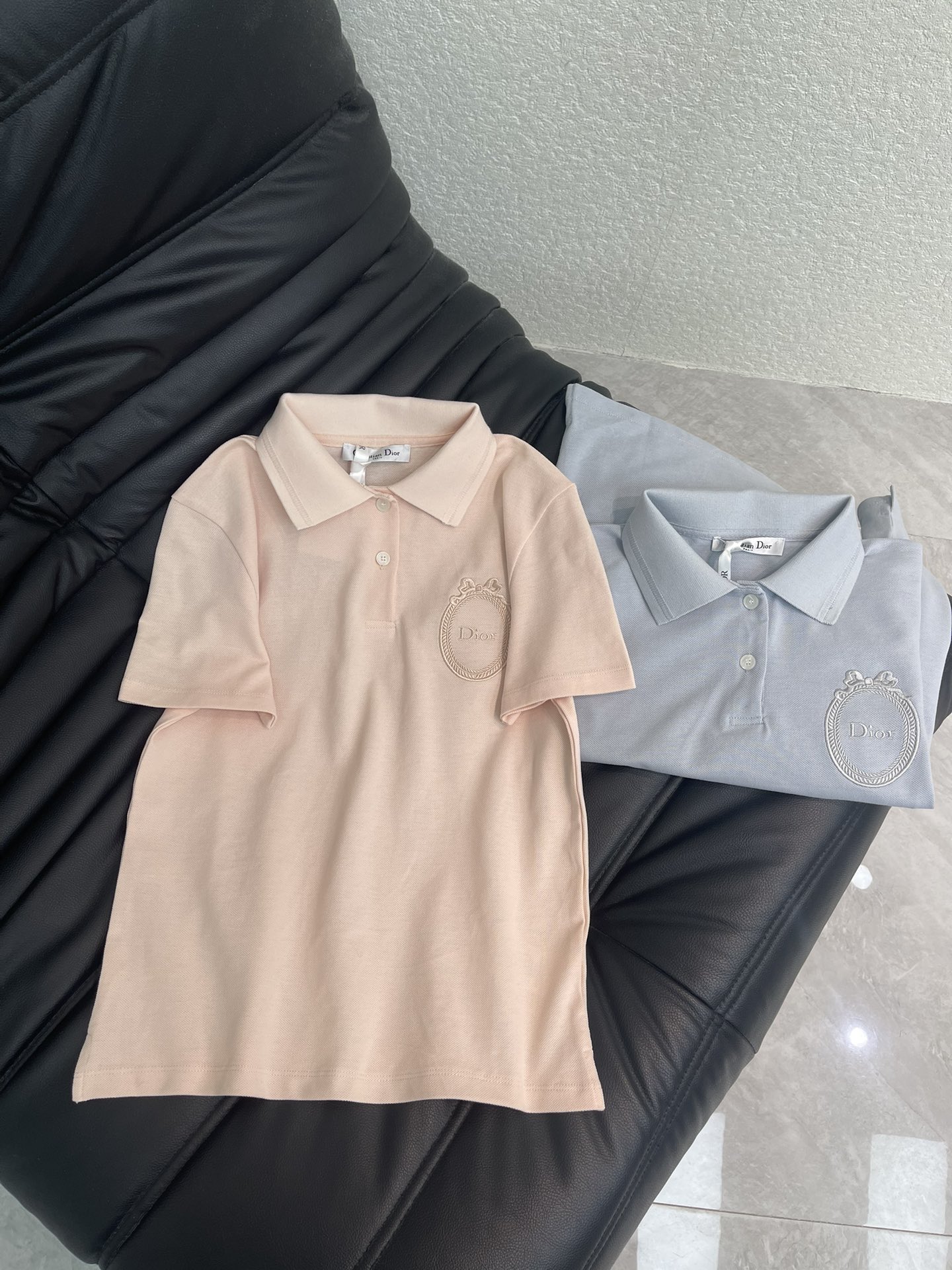 NO:709905,Dio*26 new spring and summer perfume bottle embroidered letter collar lapel POLO shirt short-sleeved T-shirt pure cotton fabric high density fashionable sports style every daily wear playful age-reducing and full of vitality design elements high quality sizes SML, dior, T-shirt, tees, t-shirt,19860909Dio*26春夏新款香水瓶刺绣字母带领翻领POLO衫短袖T恤 纯棉面料 高密度时髦运动风 每个日常的穿搭 俏皮减龄充满元气的设计元素 高品质 尺码SML,,dior,T-shirt,tees，t-shirt,,Women's clothing