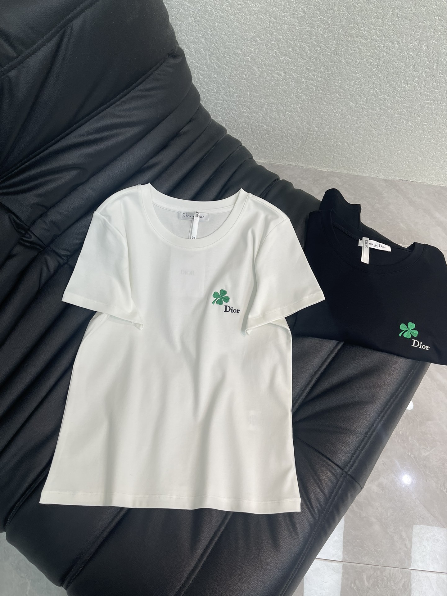 NO:709908,Dio*26 new spring and summer four-leaf clover small letters embroidered short-sleeved T-shirt, mercerized cotton fabric, slim fit, high-density fashionable sports style, every daily wear, playful and age-reducing design elements full of vitality, high quality, size SML A,, dior, T-shirt, tees, t-shirt,19860909Dio*26春夏新款四叶草小字母刺绣短袖T恤 丝光棉面料 修身版型 高密度时髦运动风 每个日常的穿搭 俏皮减龄充满元气的设计元素 高品质 尺码SML A,,dior,T-shirt,tees，t-shirt,,Women's clothing